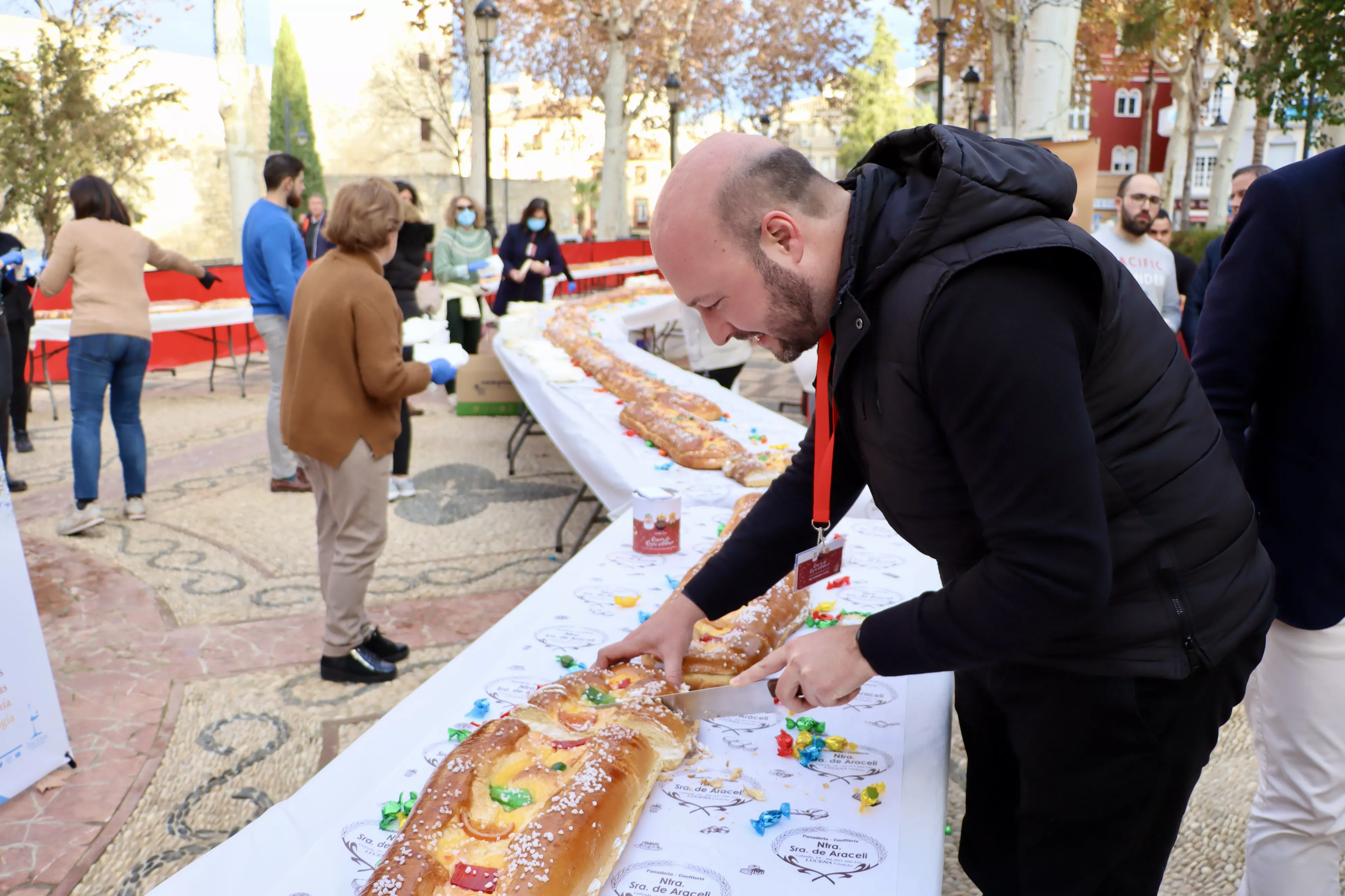 Galer A Las Im Genes Del Rosc N De Reyes Gigante De Lucena Que Reparte