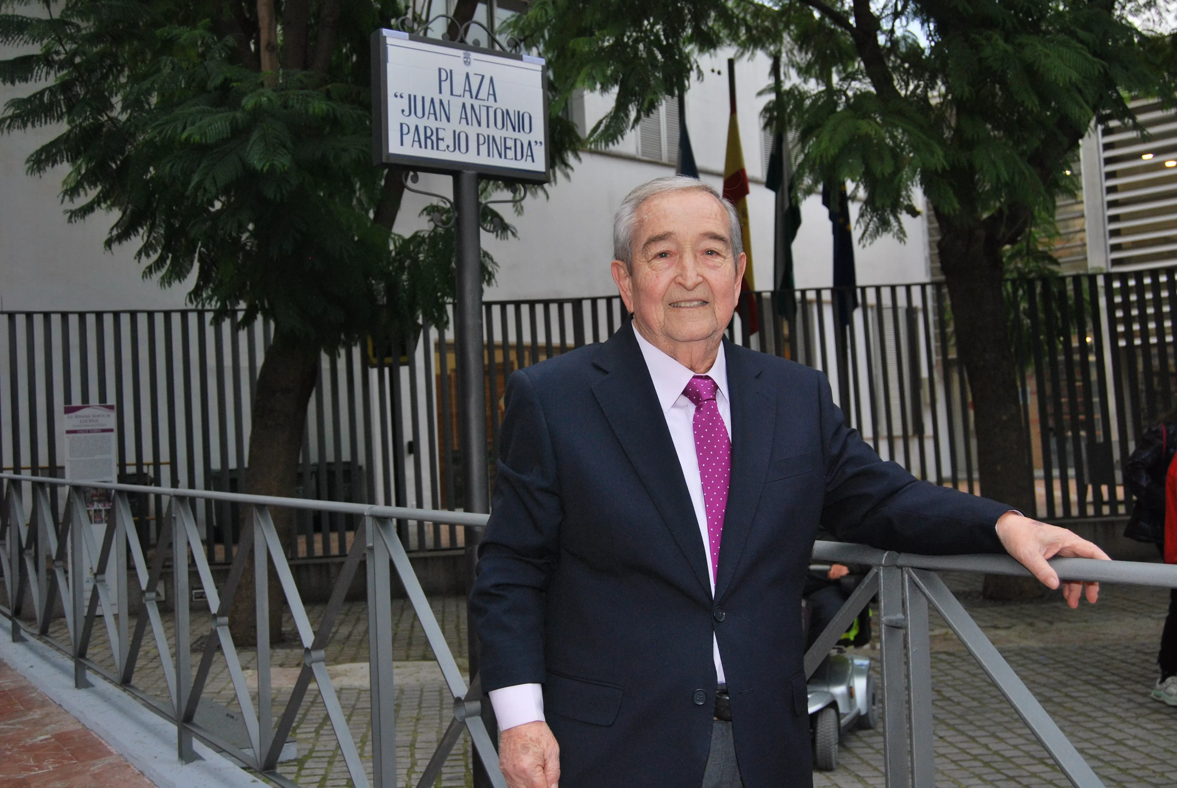 Juan Parejo Pineda en la plaza que lleva su nombre