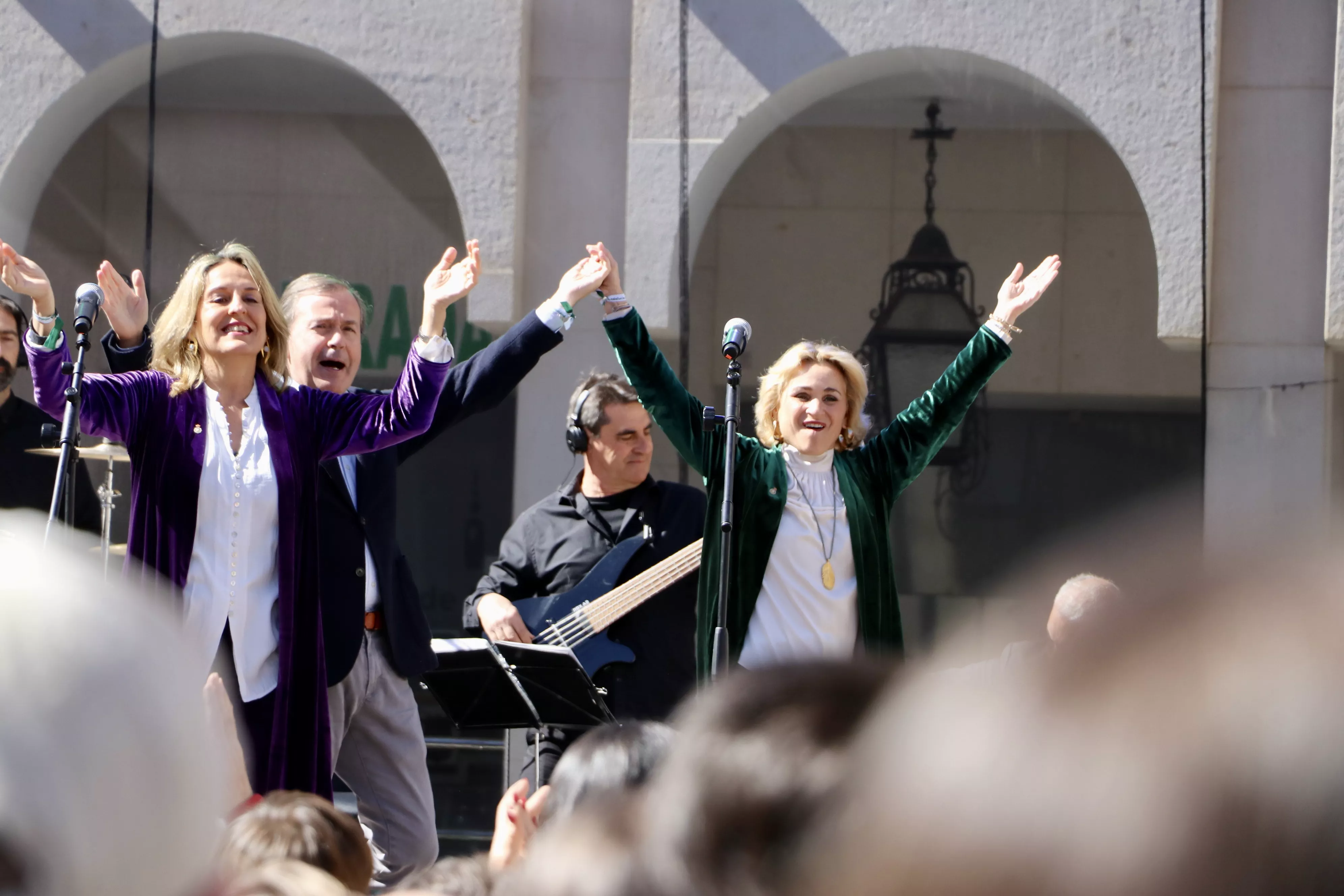 Día de Andalucía en Lucena:  Concierto de 'Siempre Así' en la Plaza Nueva