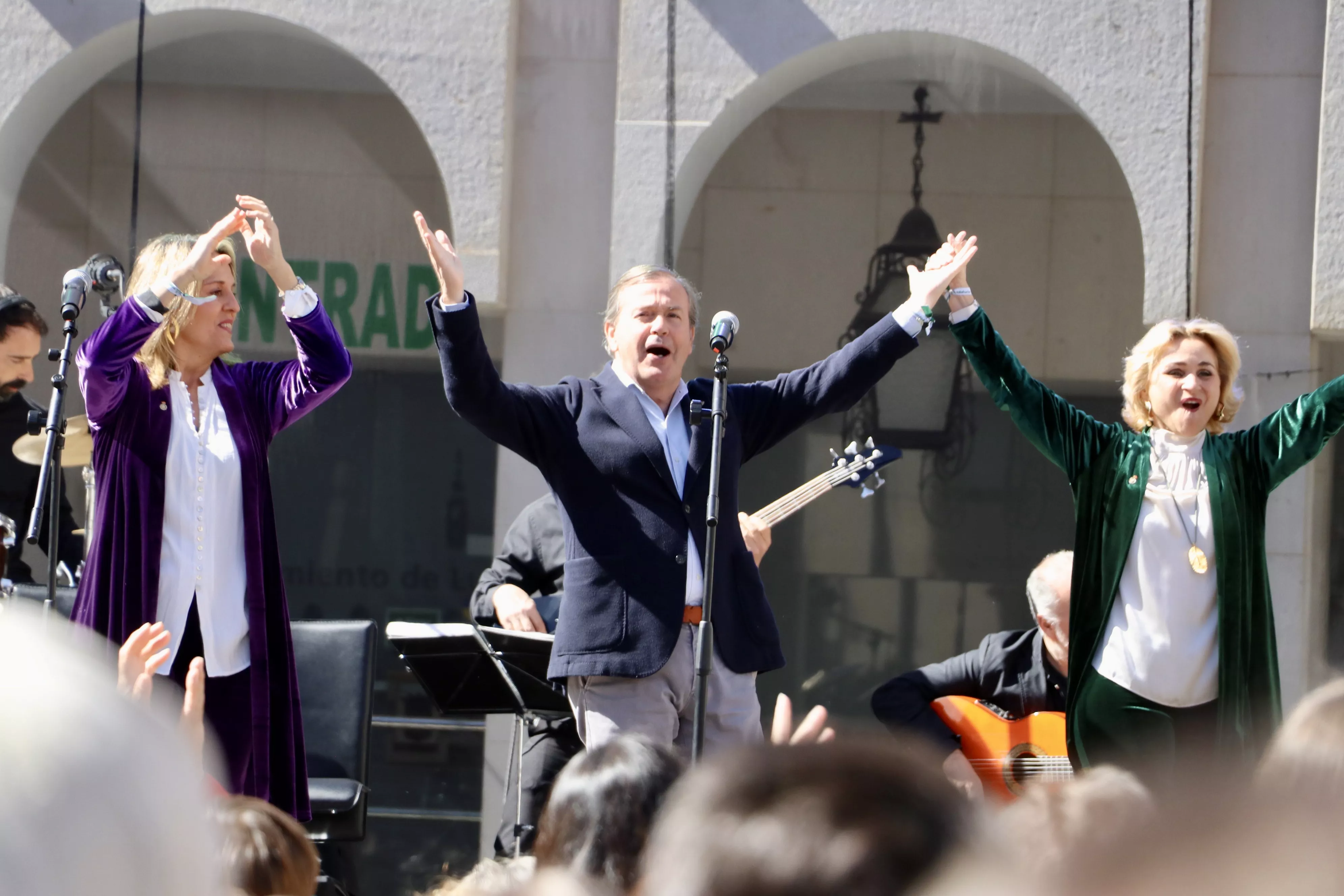 Día de Andalucía en Lucena:  Concierto de 'Siempre Así' en la Plaza Nueva