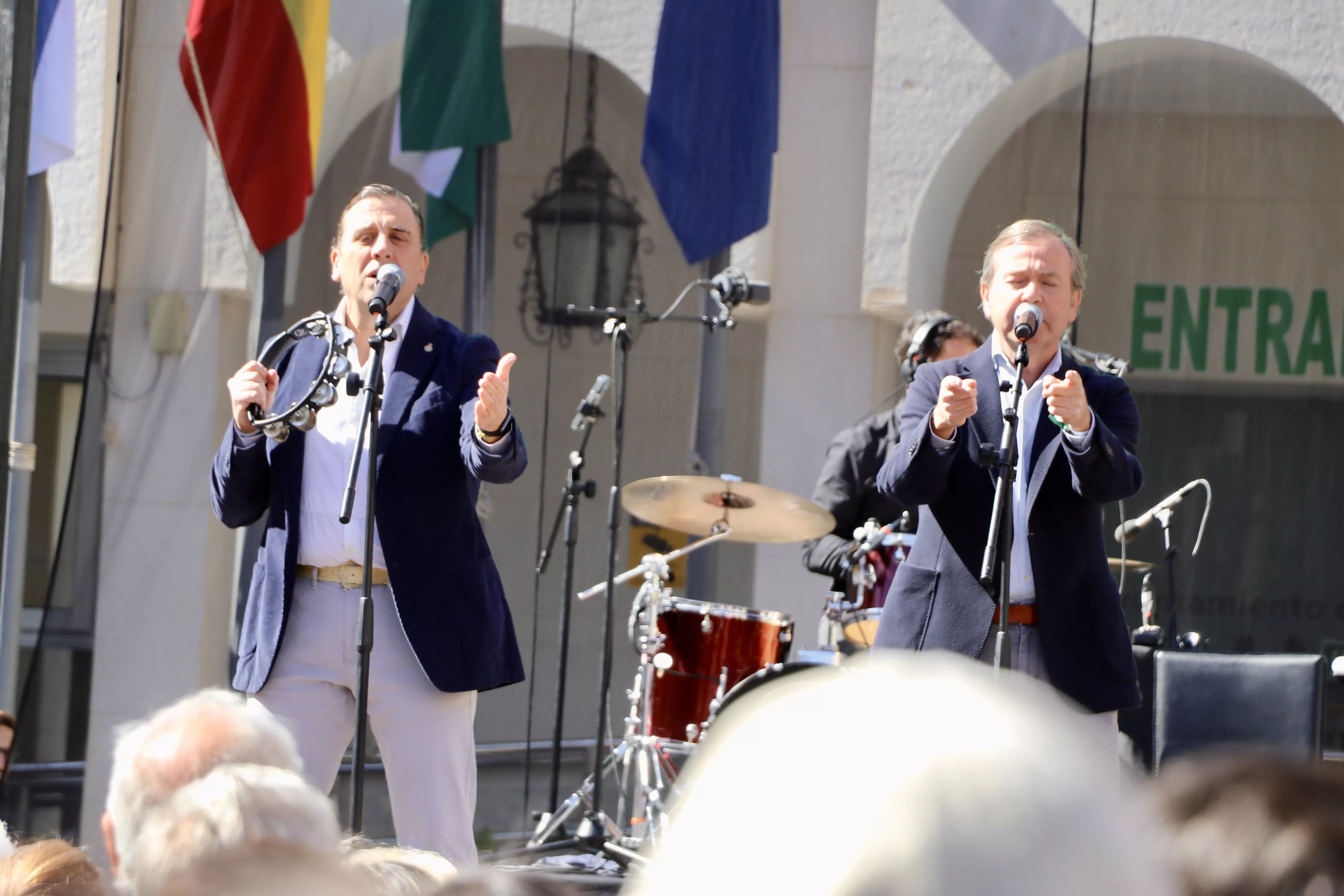 Día de Andalucía en Lucena:  Concierto de 'Siempre Así' en la Plaza Nueva