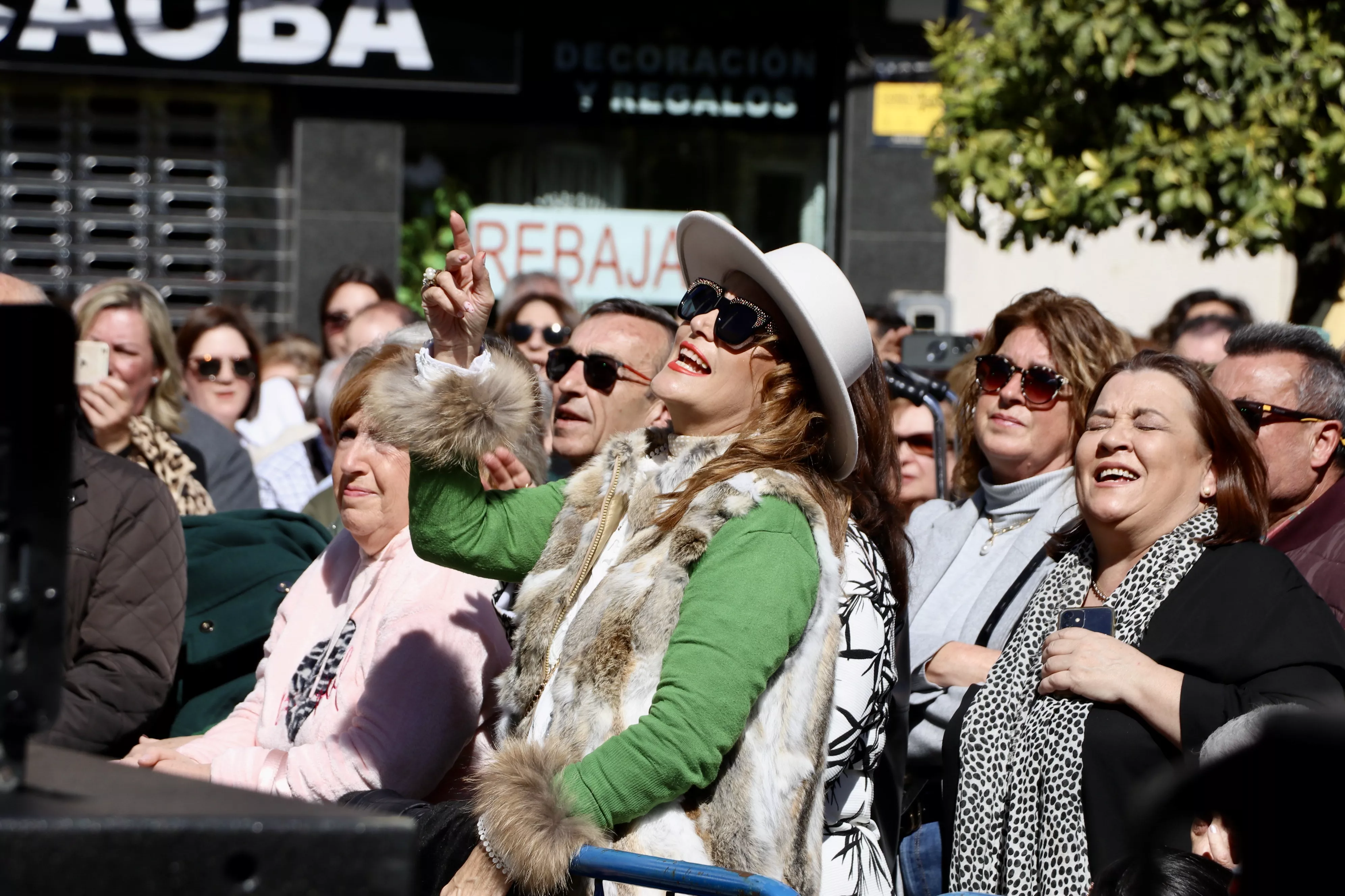 Día de Andalucía en Lucena:  Concierto de 'Siempre Así' en la Plaza Nueva