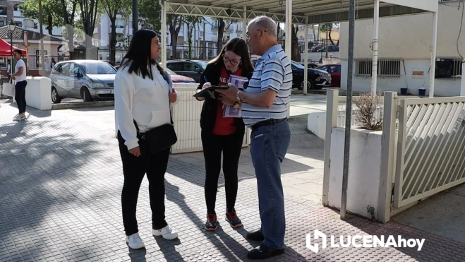 Recogida de firmas a la entrada del centro de Salud Lucena I