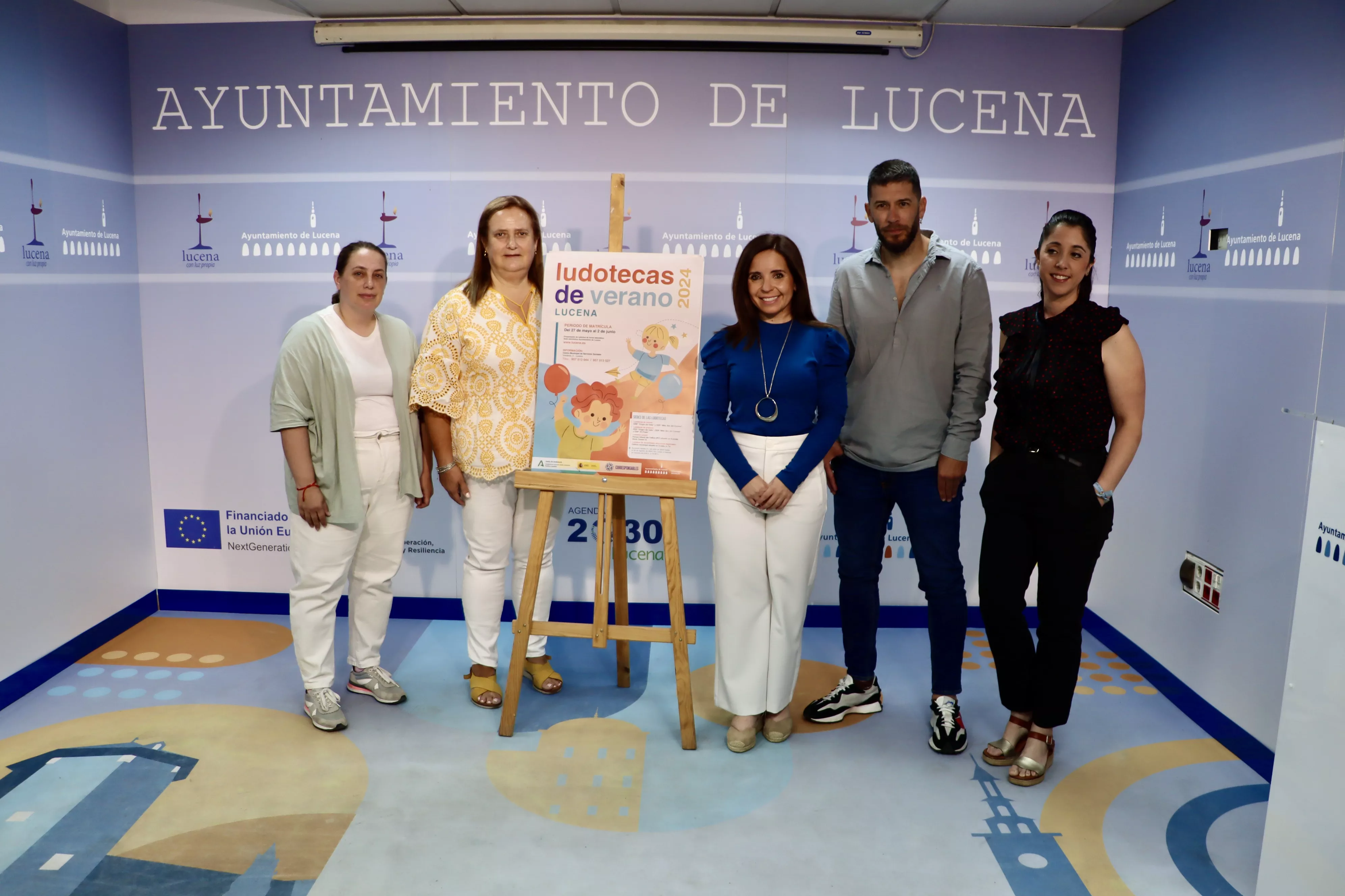 Irene Aguilera junto a técnicos de Servicios Sociales en la presentación de las ludotecas de verano