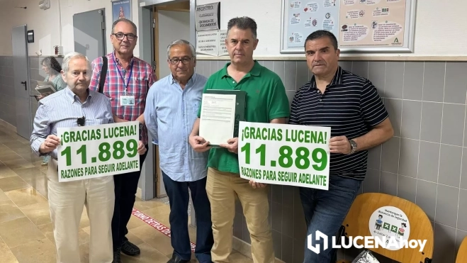 Entrega de las firmas en el registro del Servicio Andaluz de Salud en Cabra