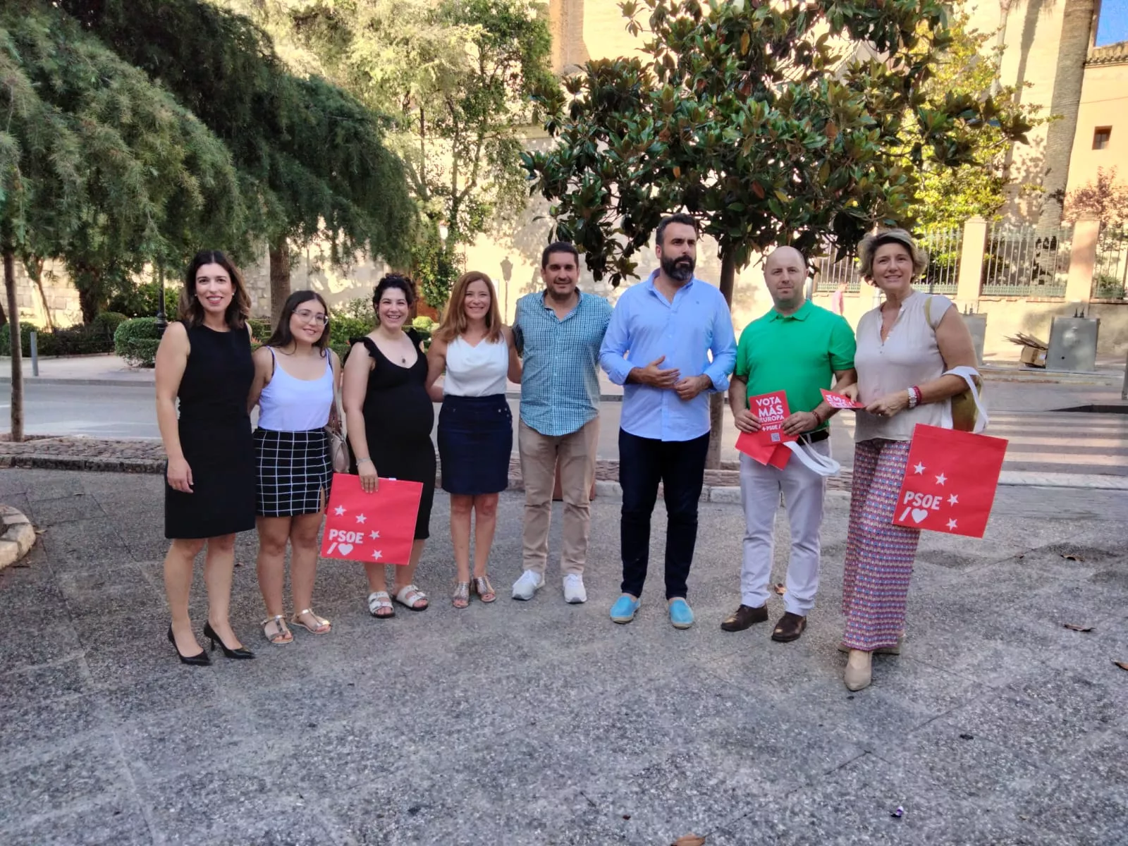 Alberto Mayoral junto a miembros de la agrupación socialista de Lucena en la tarde del jueves