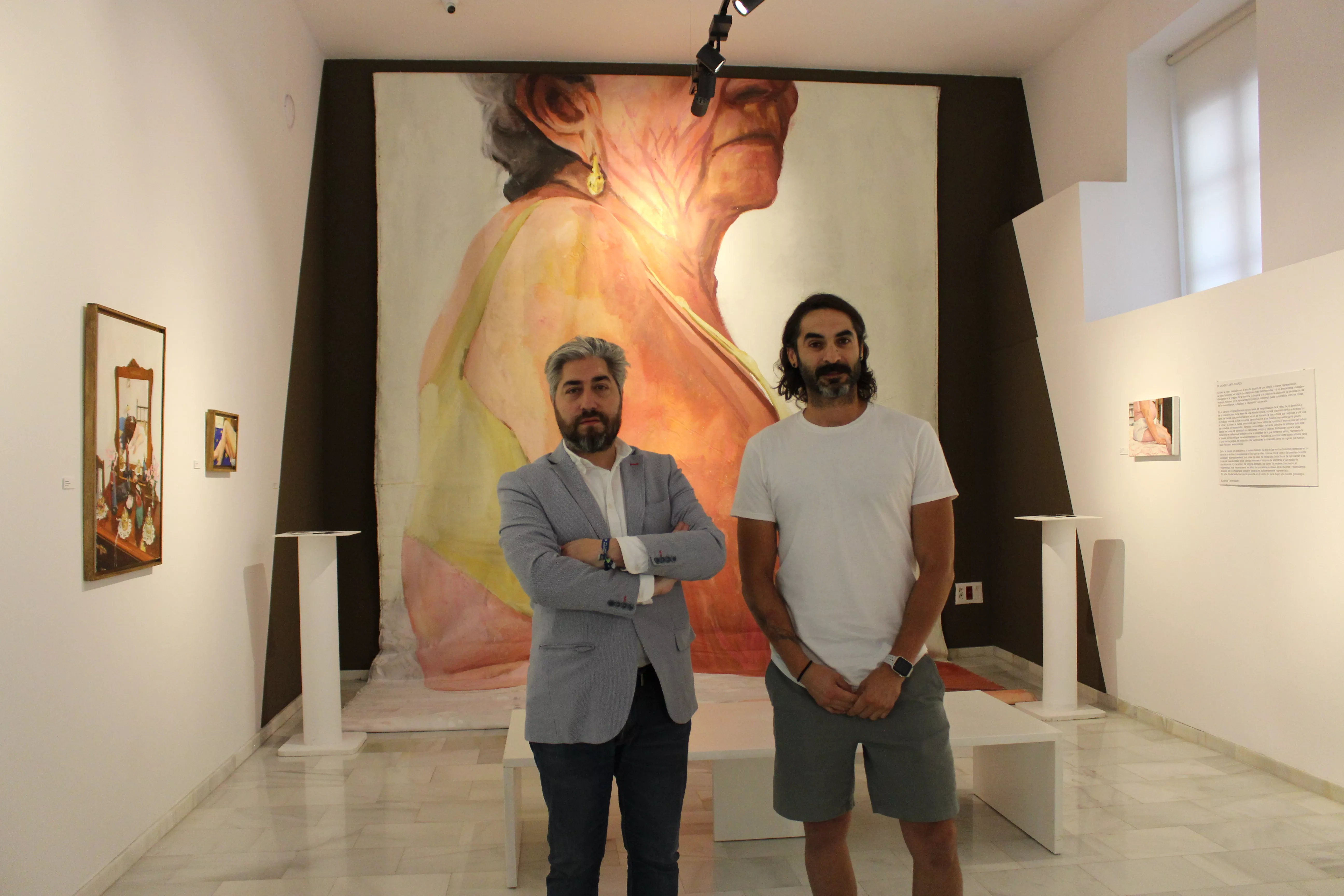 Francisco Barbancho y Jorge Torres, ante una de las obras de gran formato de la exposición de Virginia Bersabé