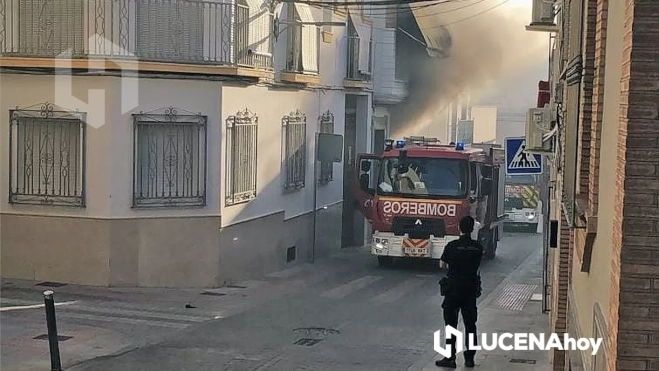 Un momento del incendio en la calle La Parra