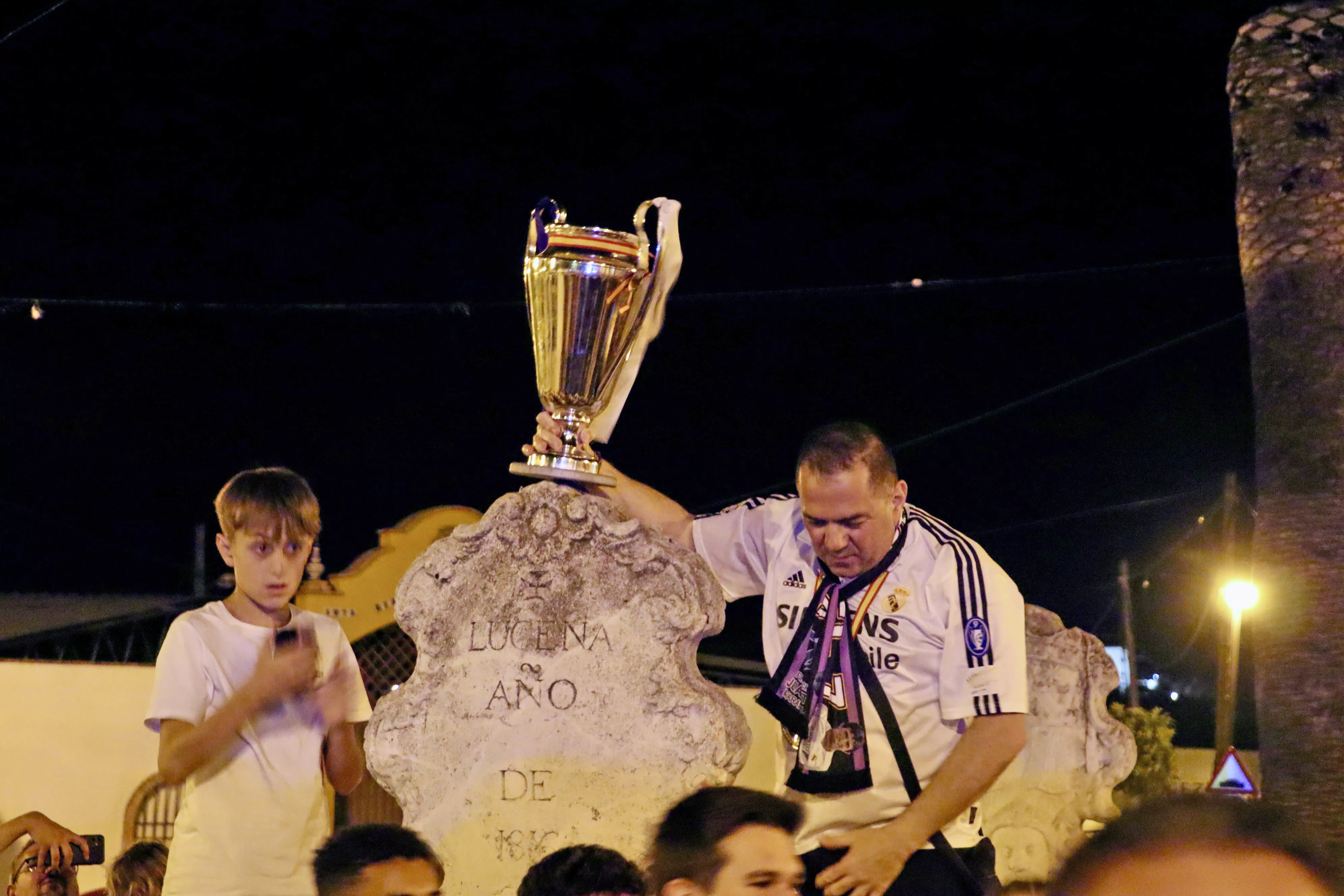 Los aficionados del Real Madrid celebran la Champions