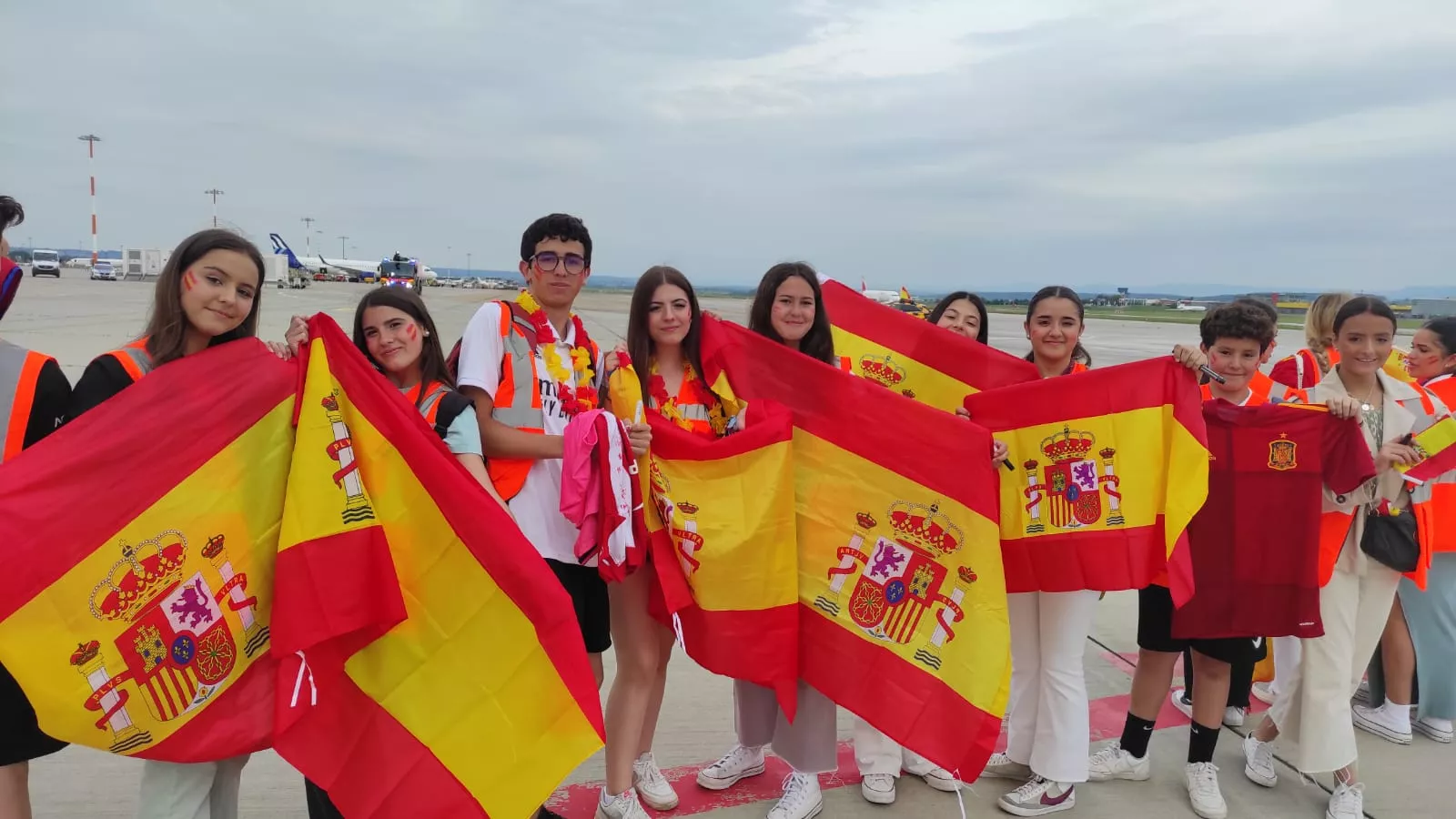 Alumnos del IES Marqués de Comares reciben a la selección española de Fútbol en Alemania
