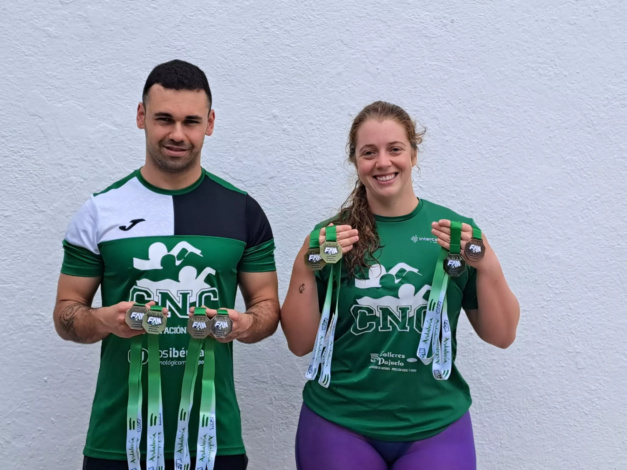Jaime Moyano y Elia Mª Cuenca con las medallas obtenidas en el Campeonato de Andalucía Máster