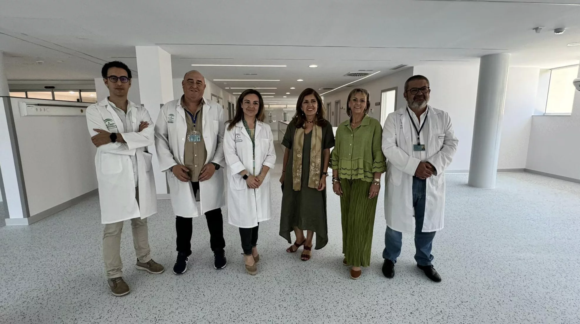 La delegada provincial, María Jesús Botella, durante su visita a las instalaciones del bloque quirúrgico del Infanta Margarita