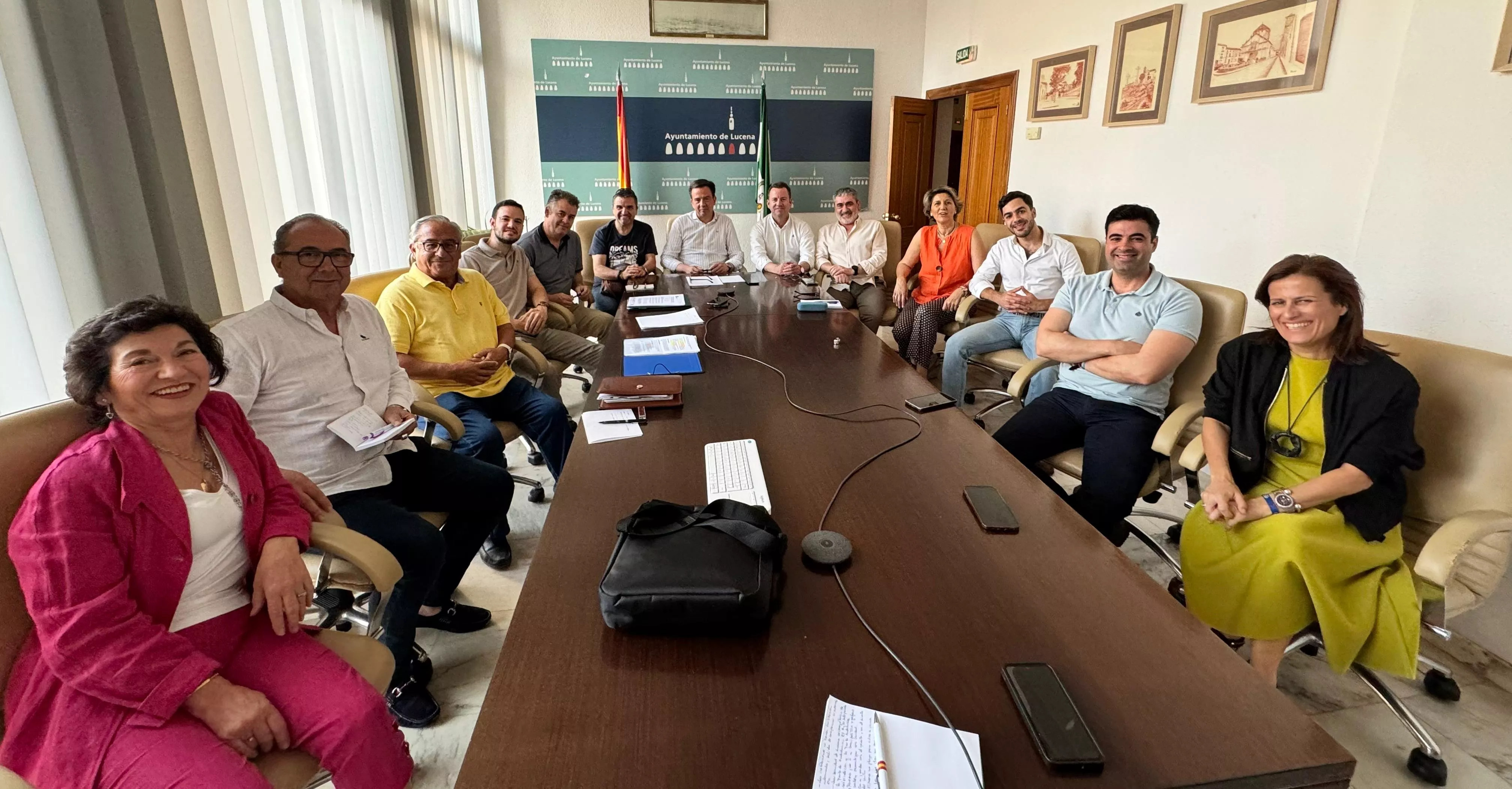 Una imagen de la reunión mantenida en la tarde de ayer en el Ayuntamiento de Lucena, entre el alcalde y portavoces municipales y las plataformas ciudadanas