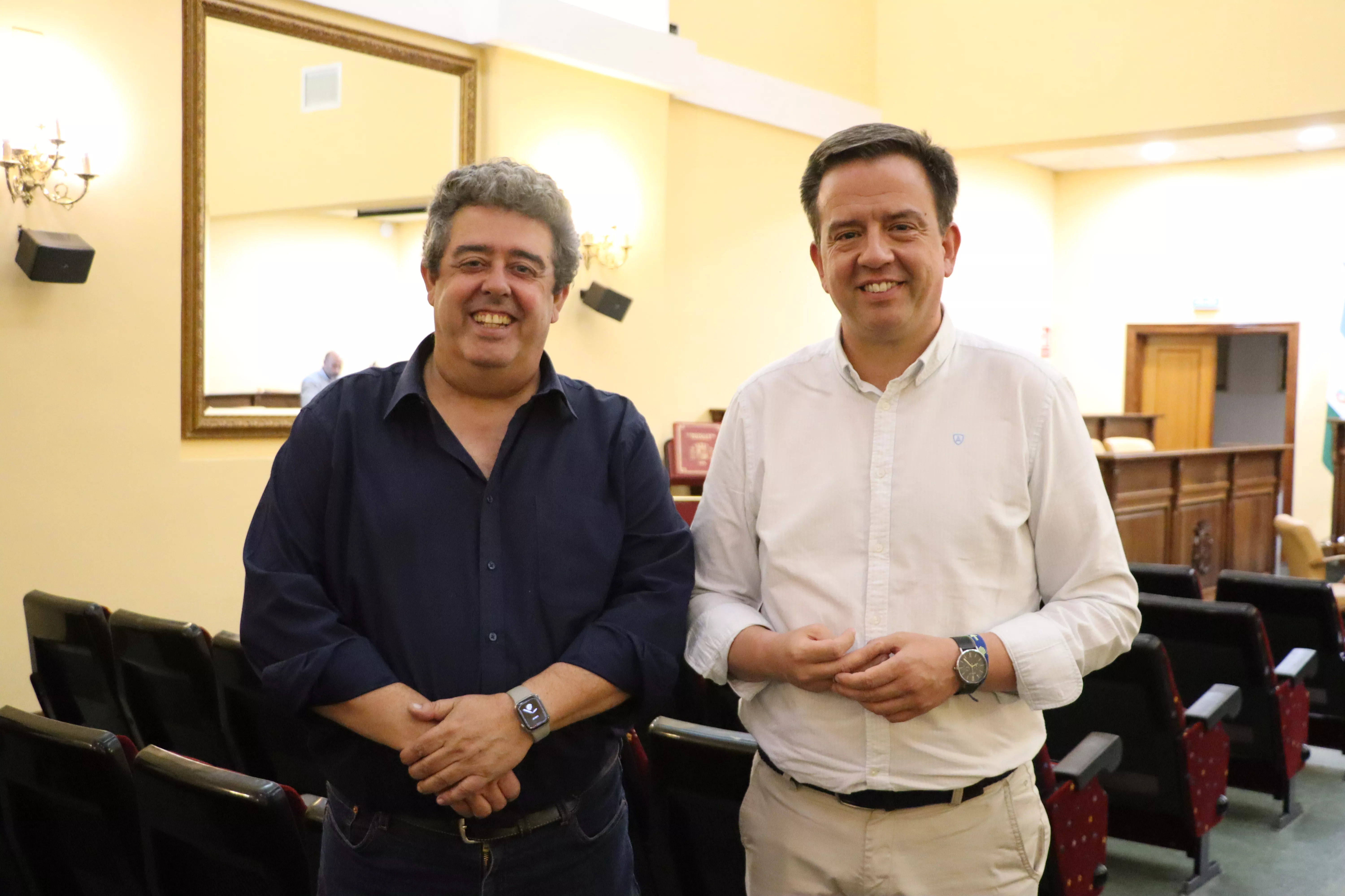 Francisco Mérida y Aurelio Fernández, gerente y presidente del GDR Subbética, ayer en el salón de plenos del Ayuntamiento de Lucena