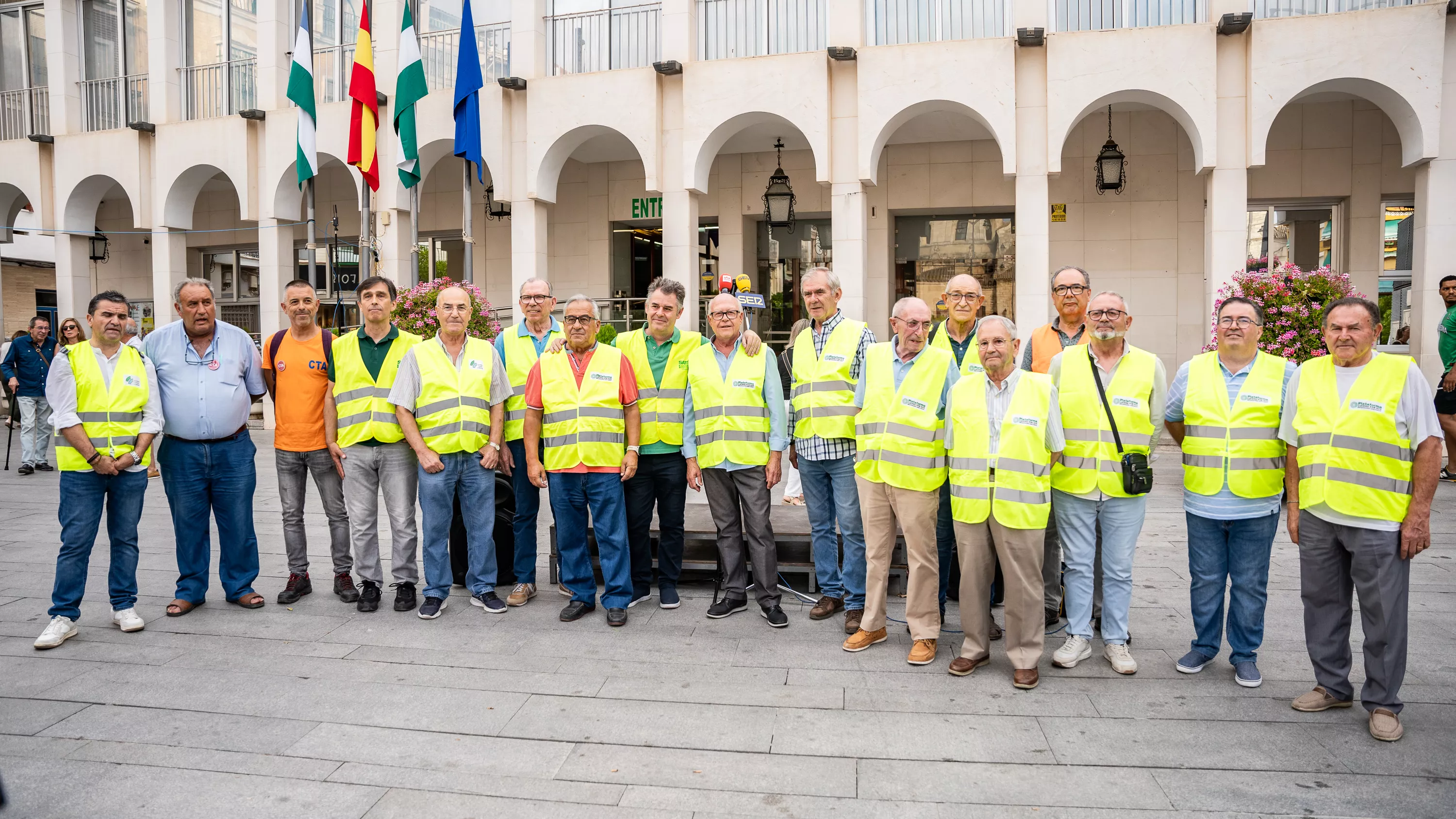 Concentración en la Plaza Nueva para exigir un hospital en Lucena