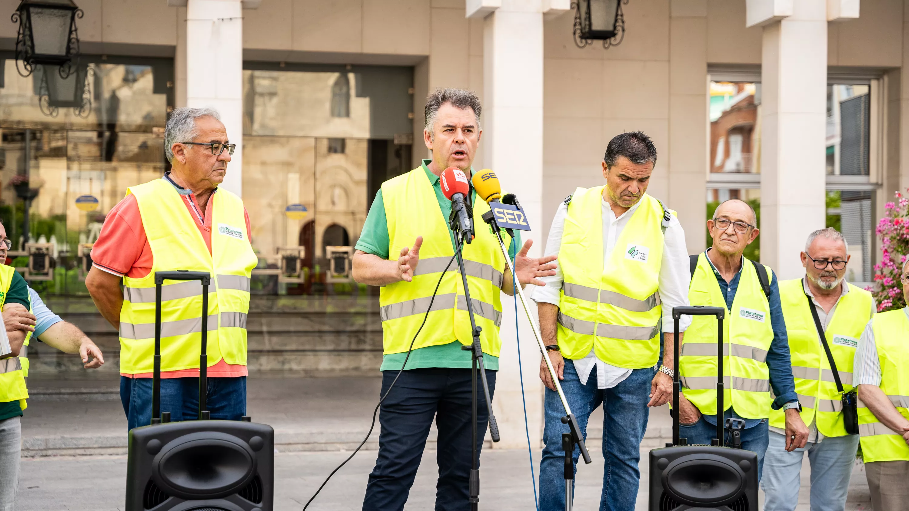 Concentración en la Plaza Nueva para exigir un hospital en Lucena