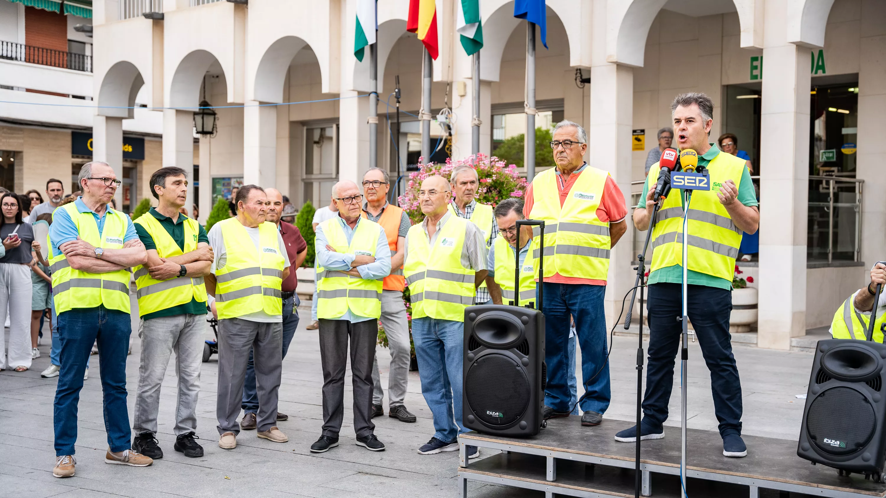 Concentración en la Plaza Nueva para exigir un hospital en Lucena