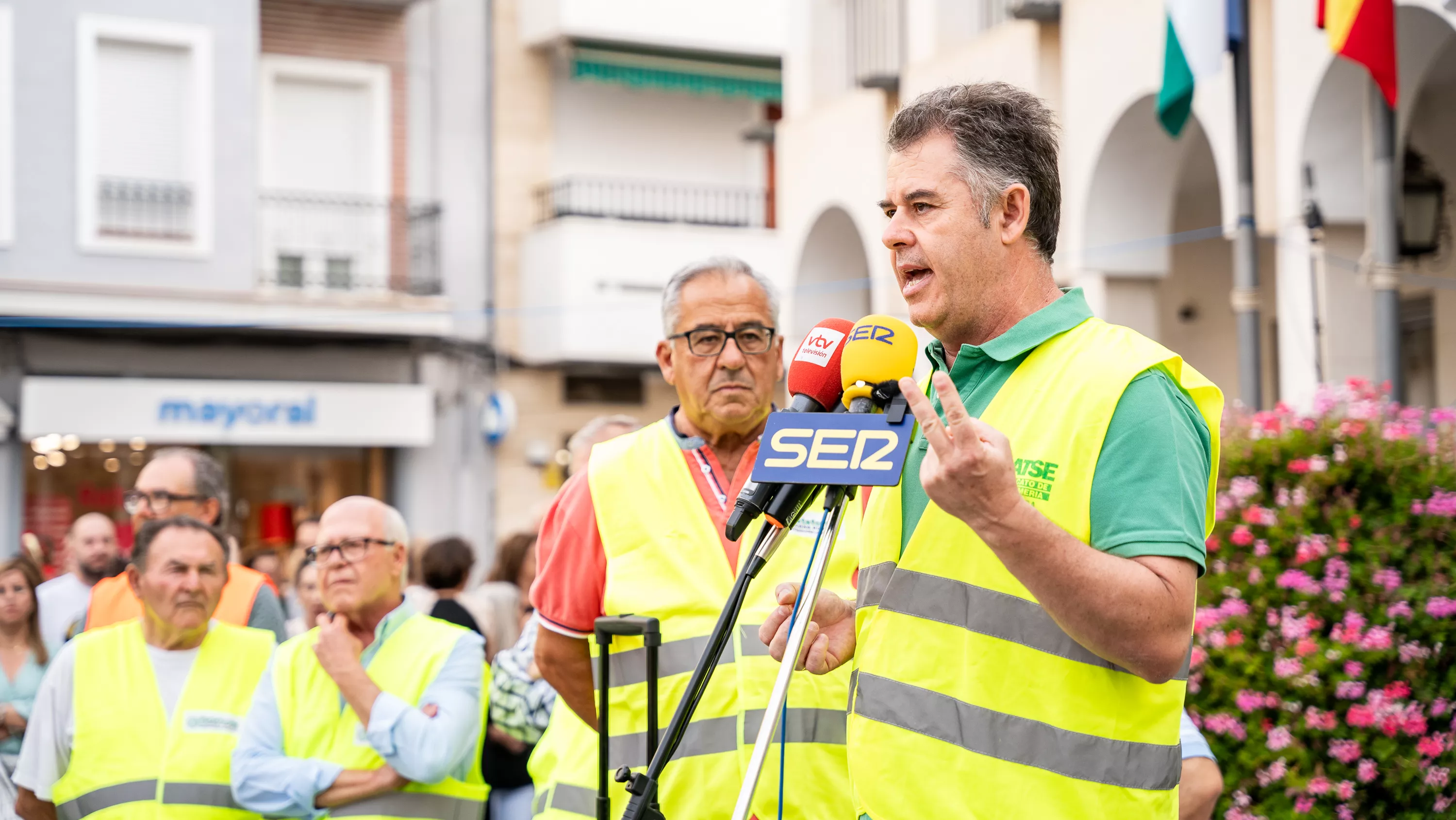 Concentración en la Plaza Nueva para exigir un hospital en Lucena