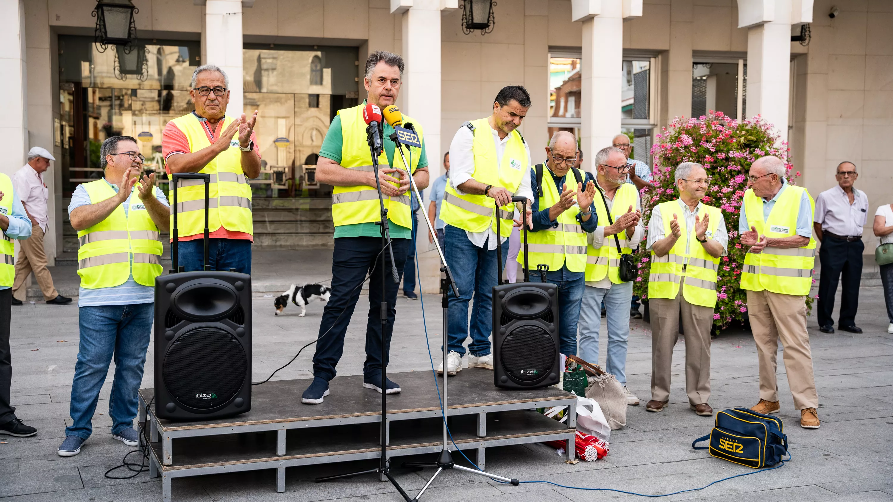 Concentración en la Plaza Nueva para exigir un hospital en Lucena80