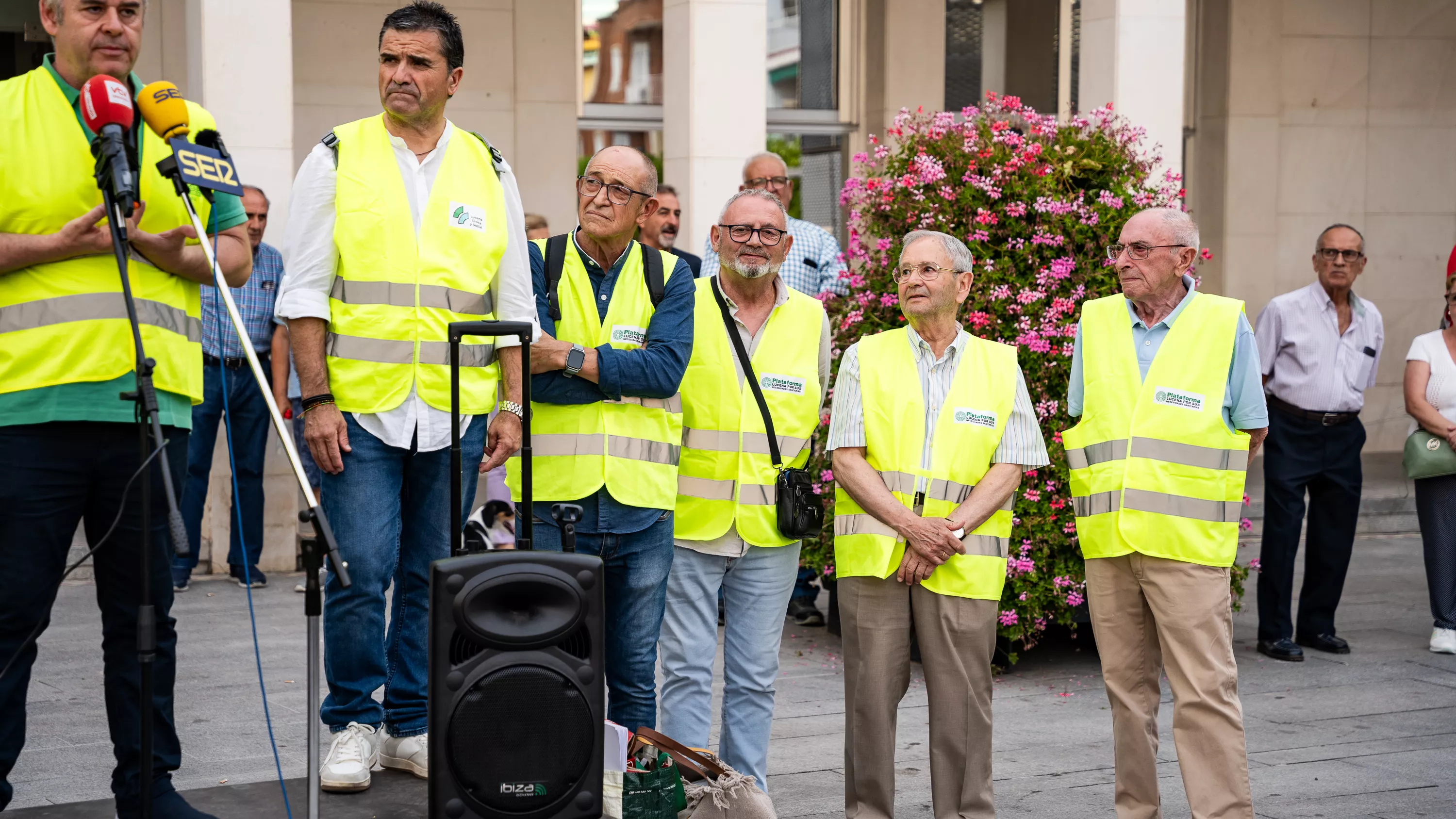 Concentración en la Plaza Nueva para exigir un hospital en Lucena