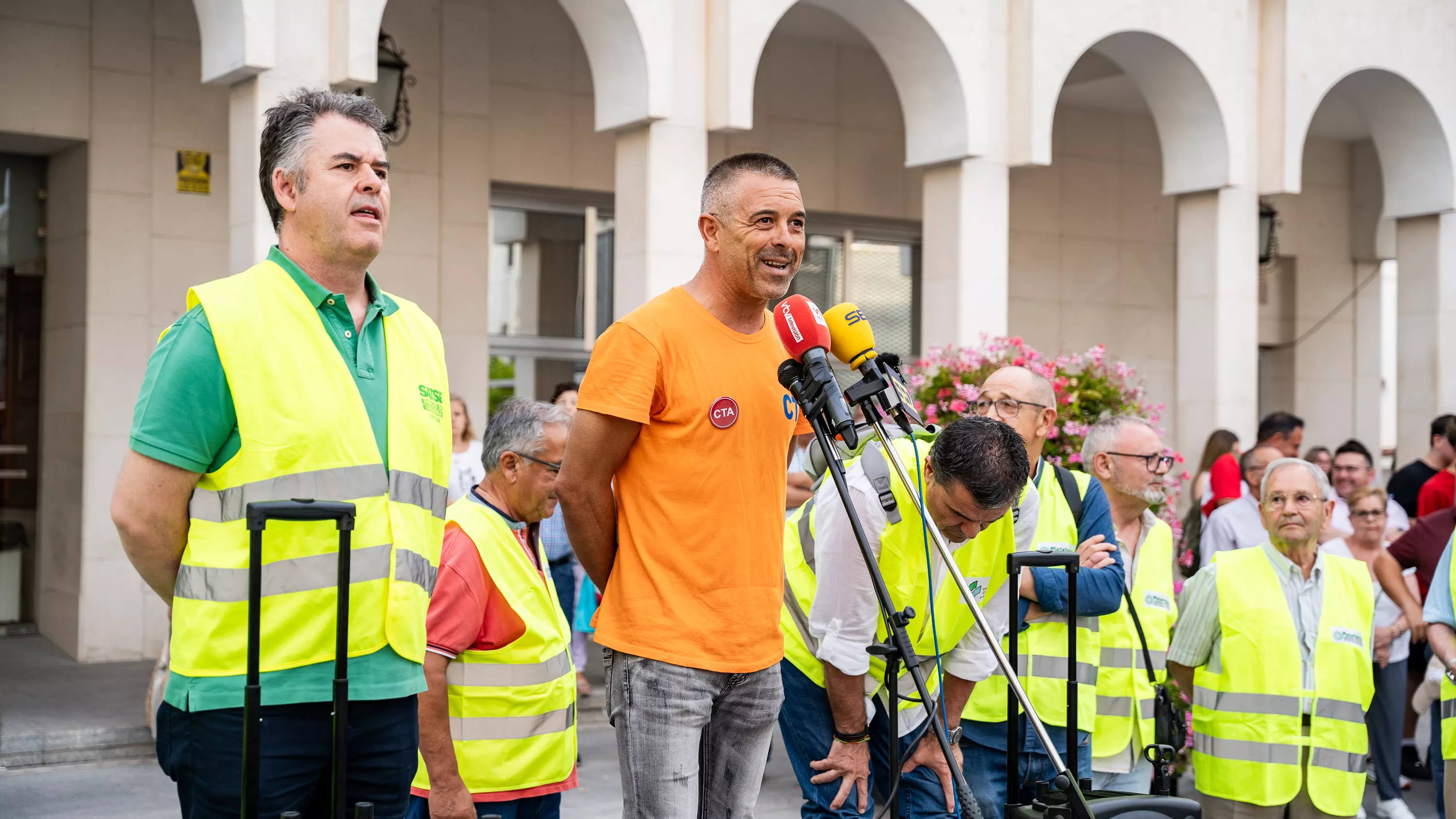 Concentración en la Plaza Nueva para exigir un hospital en Lucena