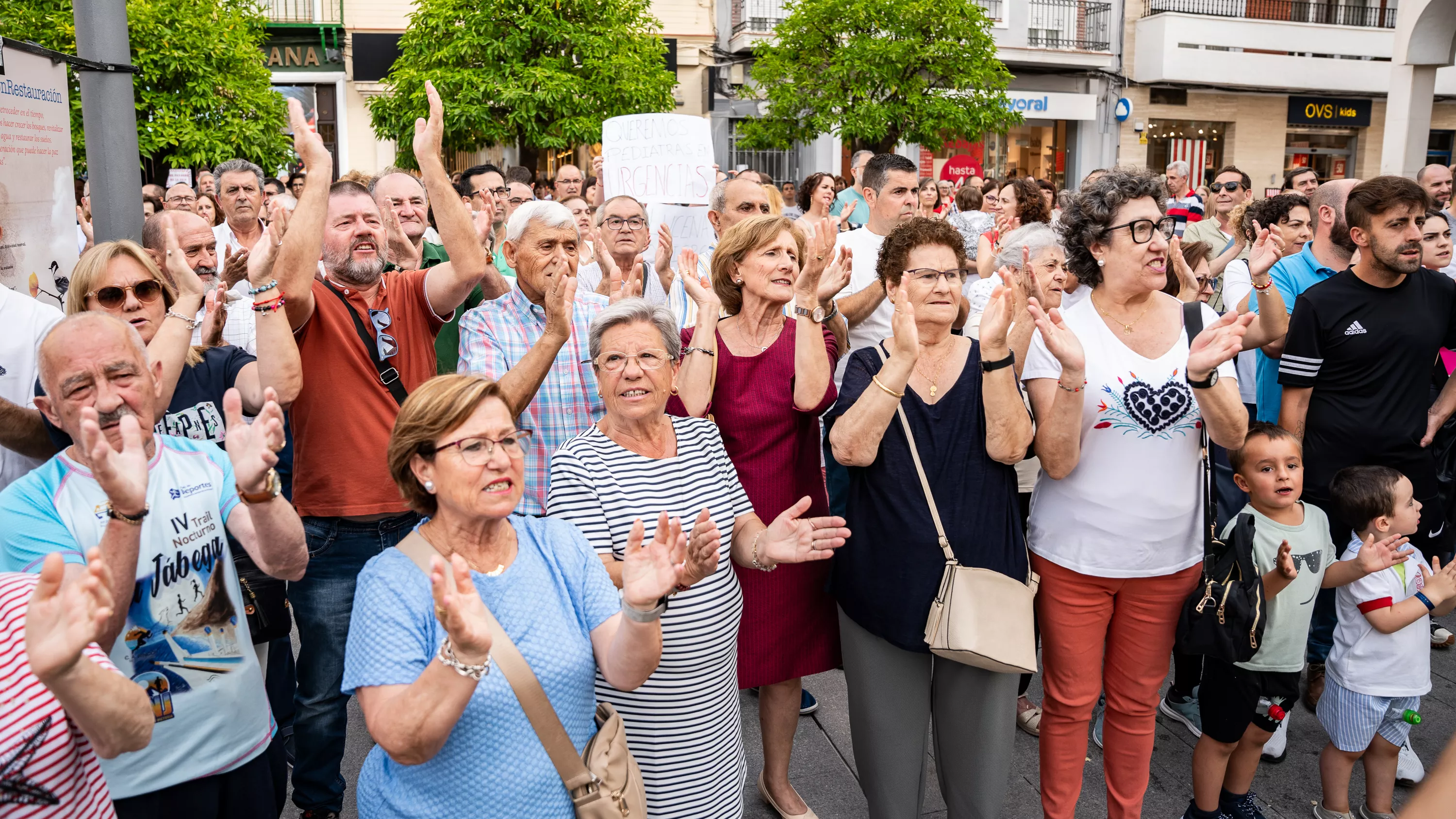 Concentración en la Plaza Nueva para exigir un hospital en Lucena