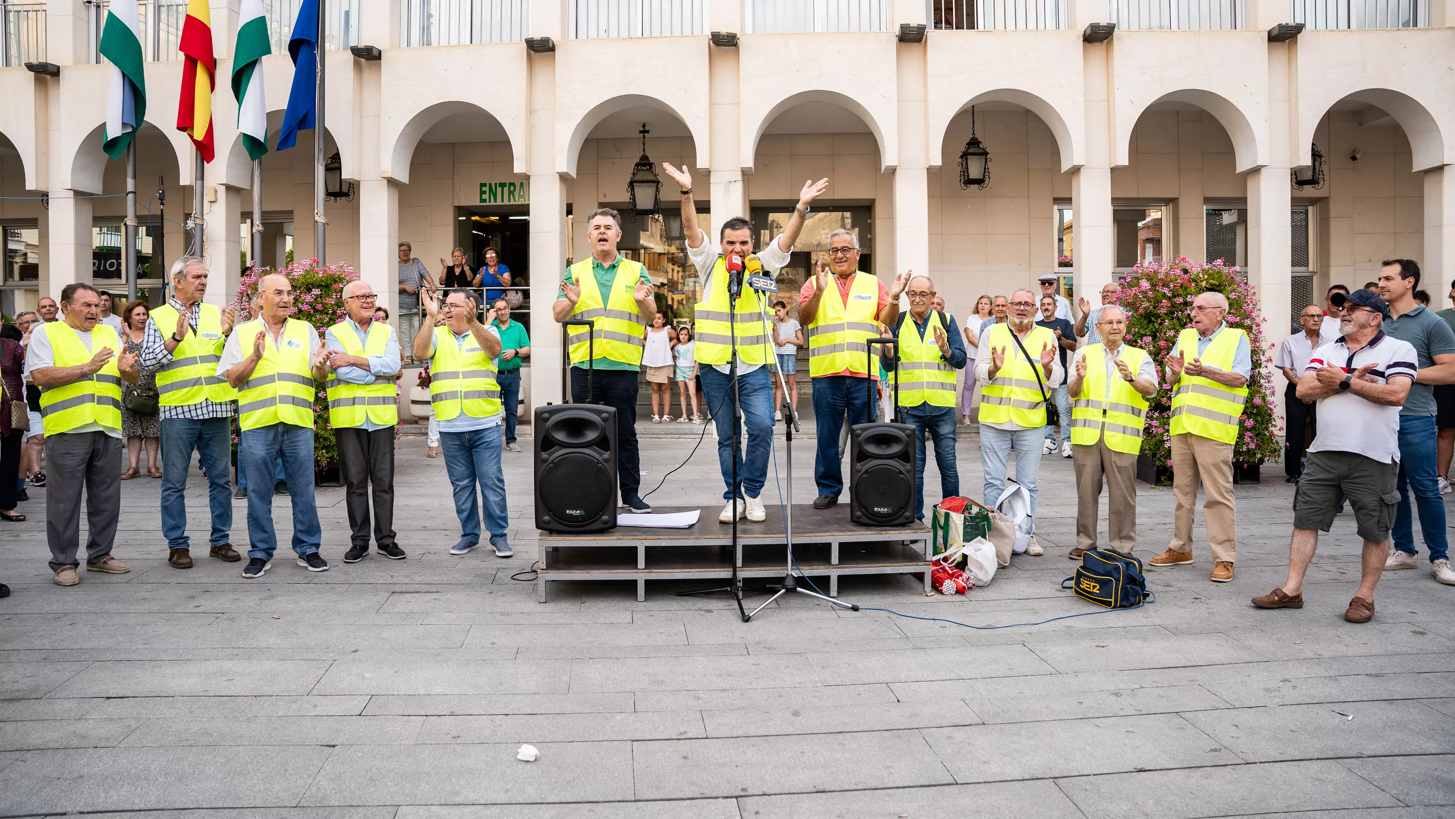 Concentración en la Plaza Nueva para exigir un hospital en Lucena