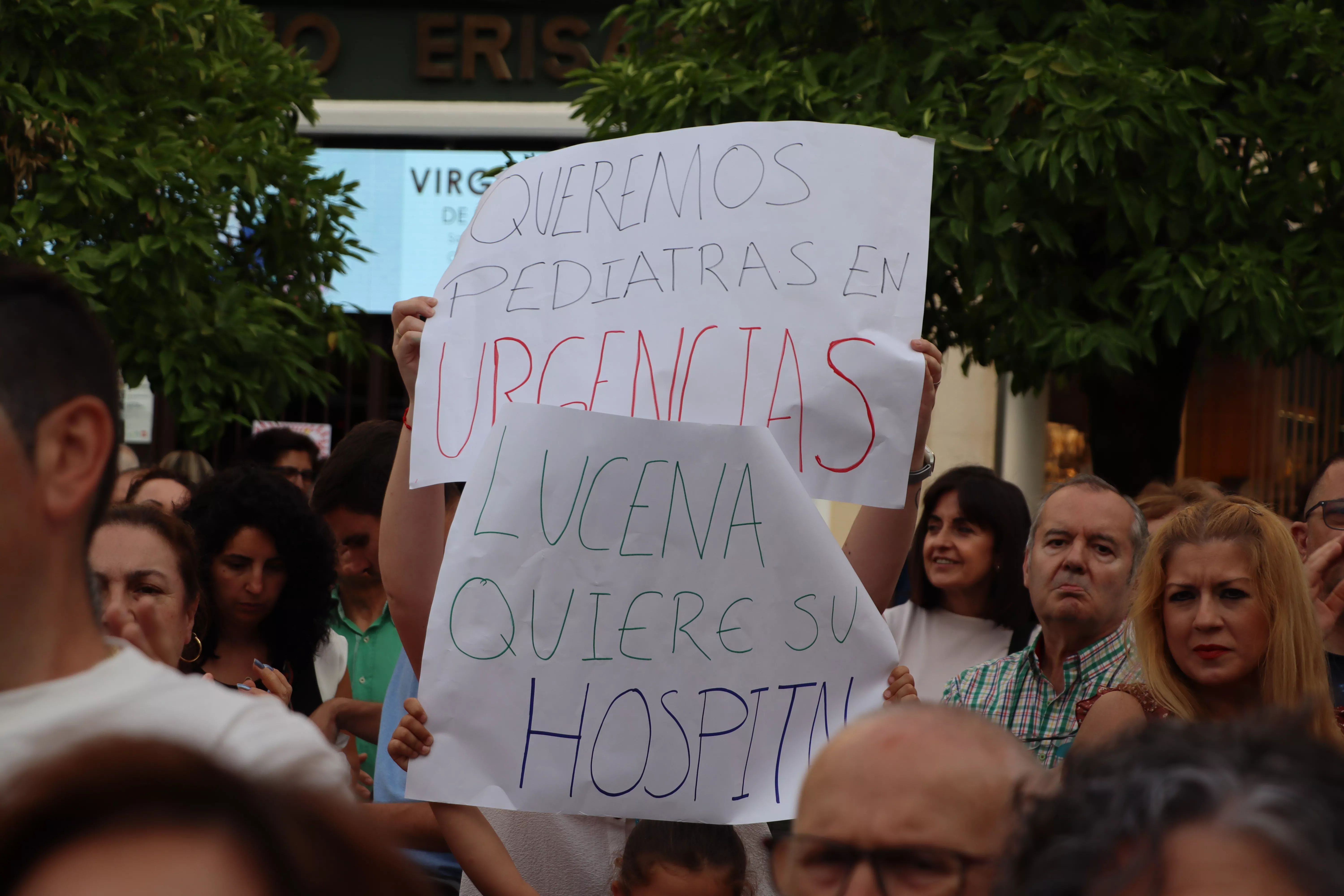 Concentración en la Plaza Nueva para exigir un hospital en Lucena