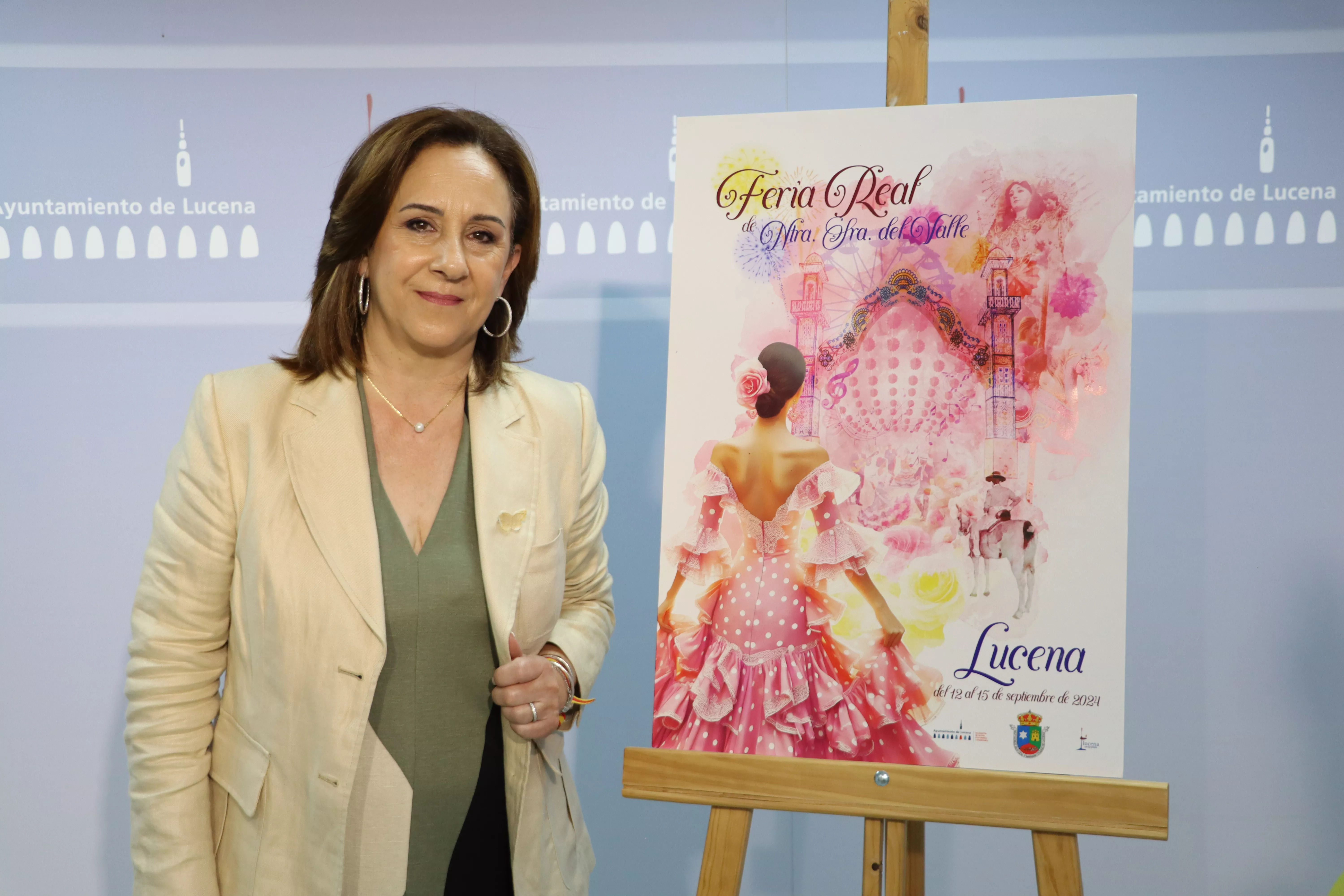 Araceli Rodríguez junto al cartel ganador del concurso, obra de Juan Carlos Cano Mora