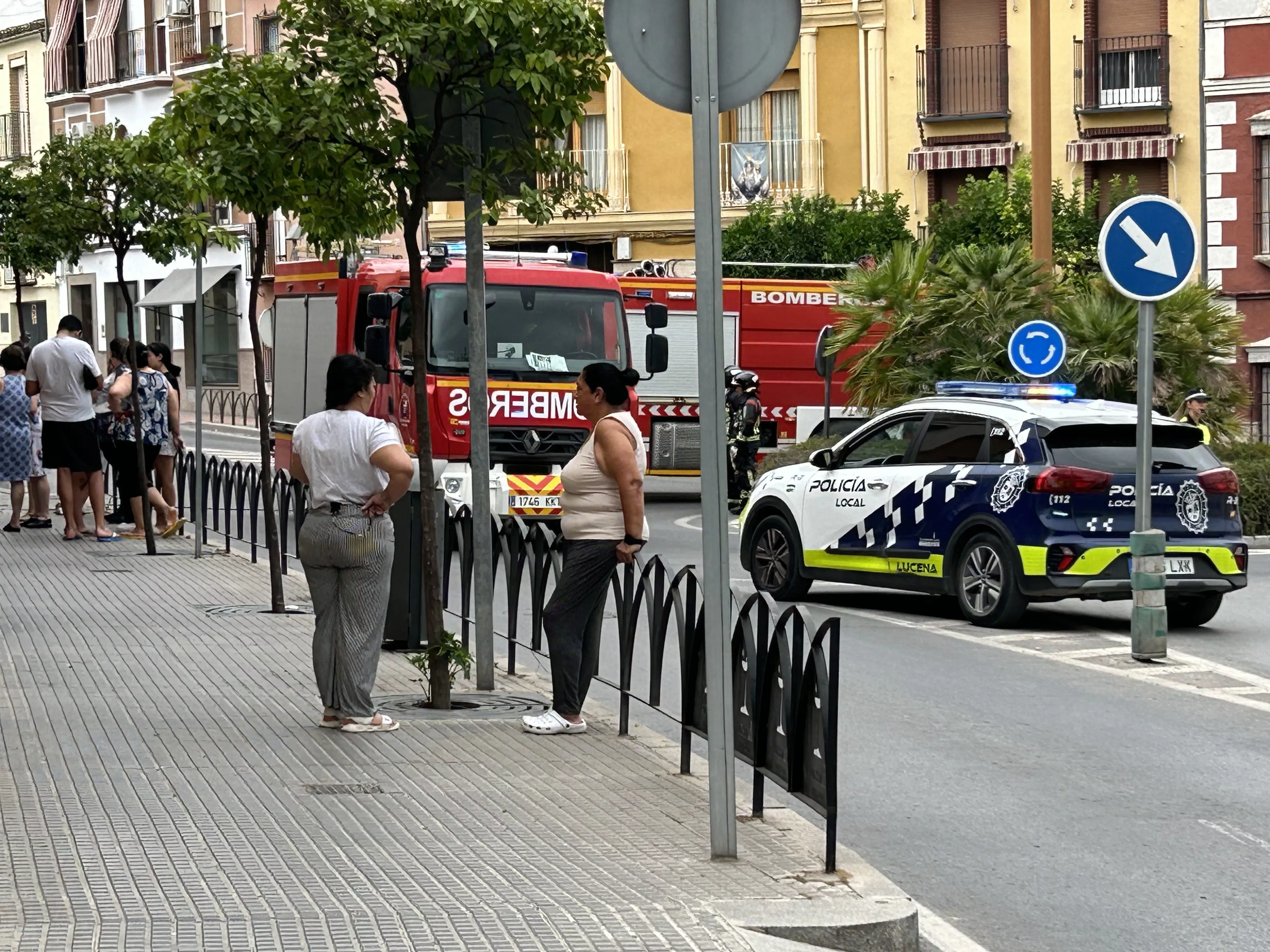 Vehículos de bomberos y policía local junto al edificio en el que se ha registrado el conato de incendio