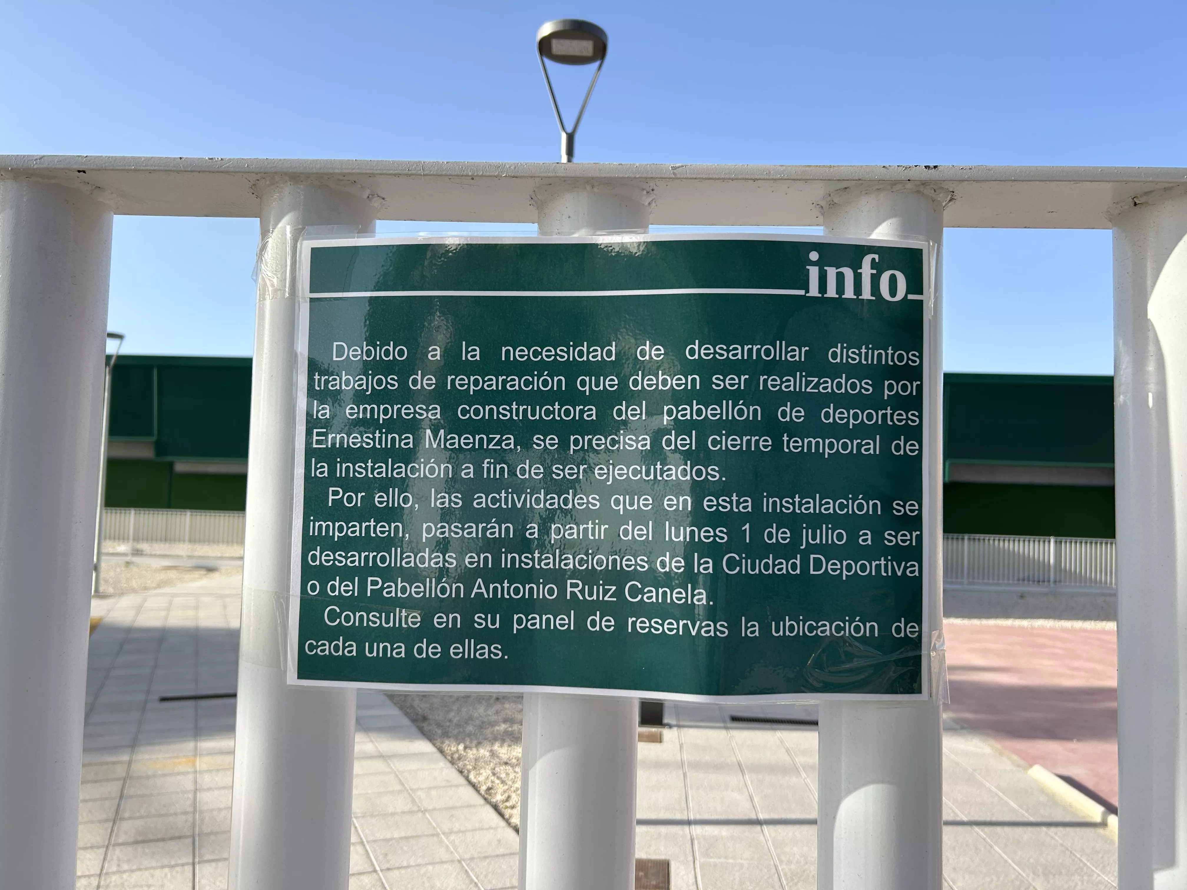 Cartel a las puertas del Pabellón Deportivo "Ernestina Maenza" de Lucena