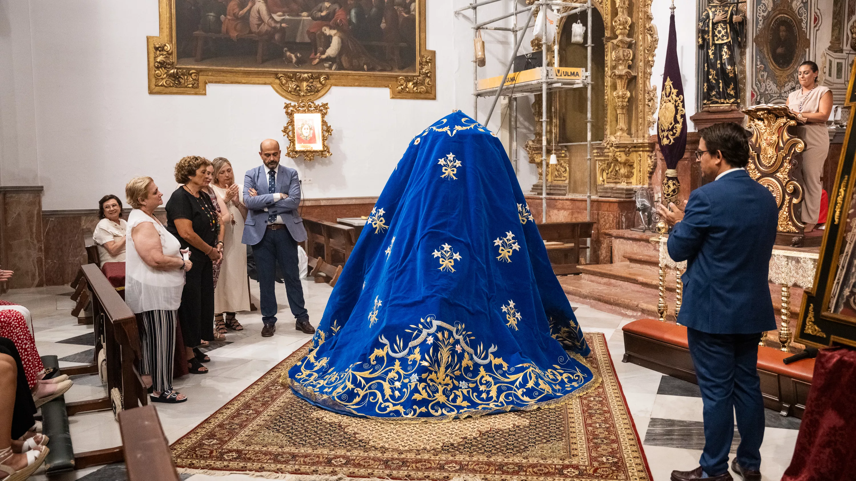 Presentación del nuevo manto para María Santísima del Mayor Dolor, bordado en Sevilla, en los talleres de Mariano Martín Santonja