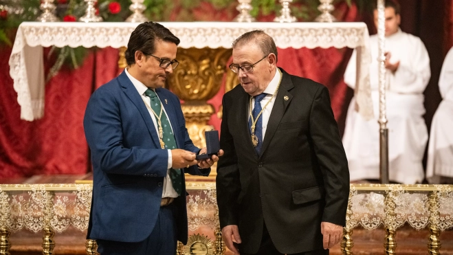 Entrega de la Medalla de Oro de la Agrupación de Cofradías de Lucena a la cofradía de la Sangre