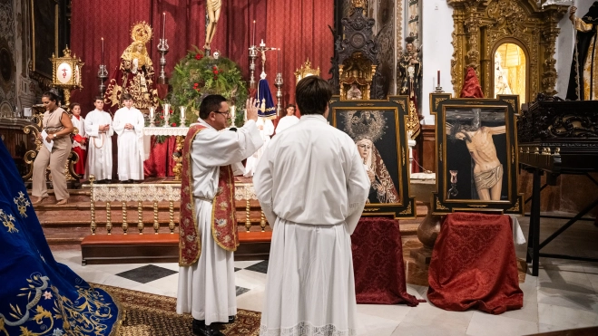 Bendición de los cuadros de los titulares de la cofradía de la Sangre