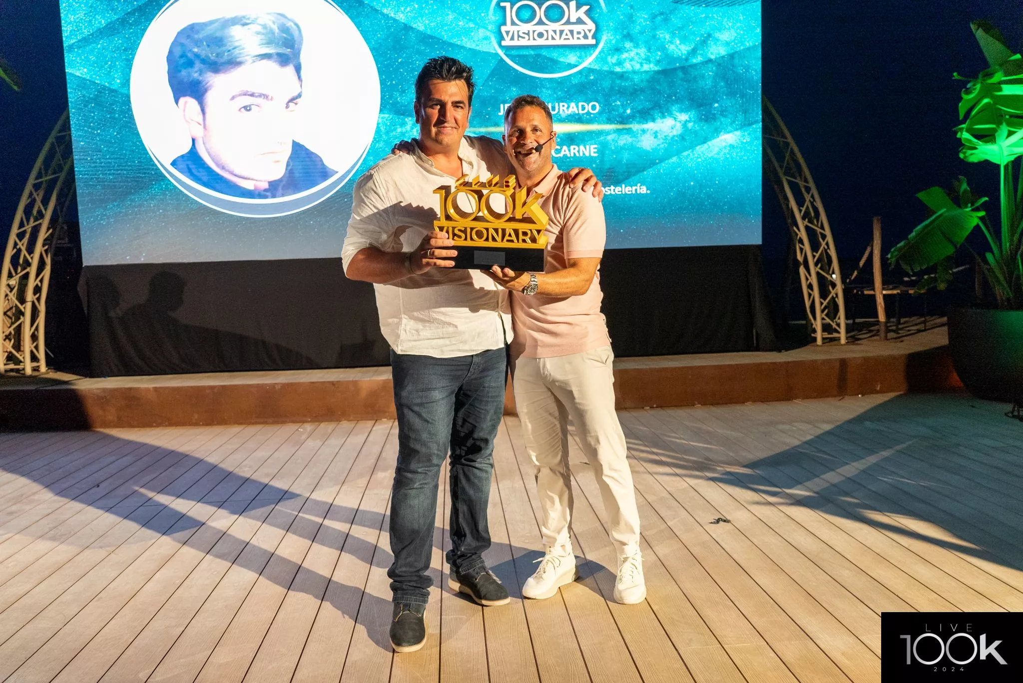 Jesús Jurado recoge el premio en la gala de la Escuela de Negocios Level UP, "Club 100K Visionary"