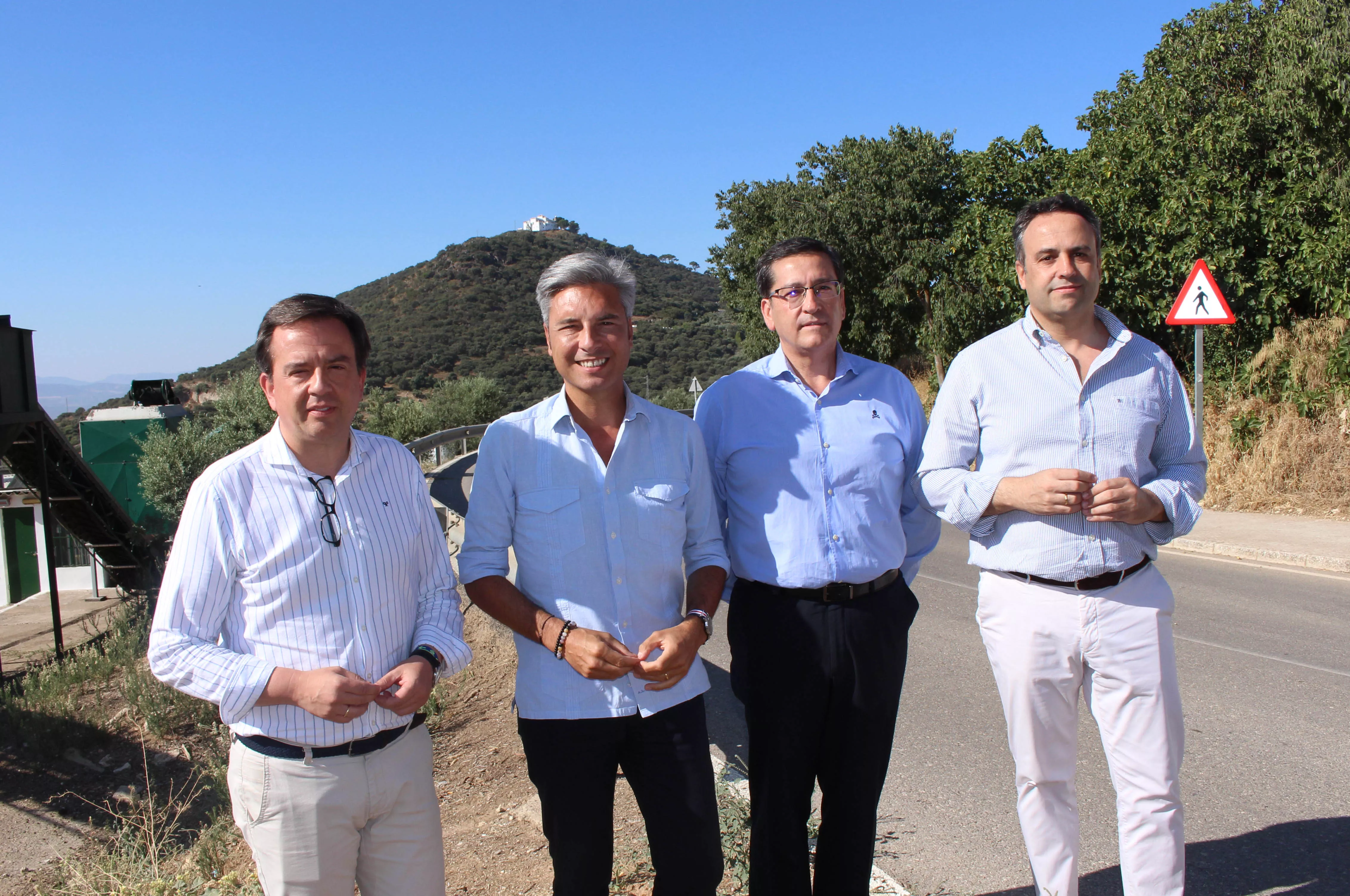 Visita del vicepresidente primero de la Diputación, Andrés Lorite, a la carretera de la sierra junto al alcalde, el edil de obras y el Hermano Mayor de la cofradía aracelitana