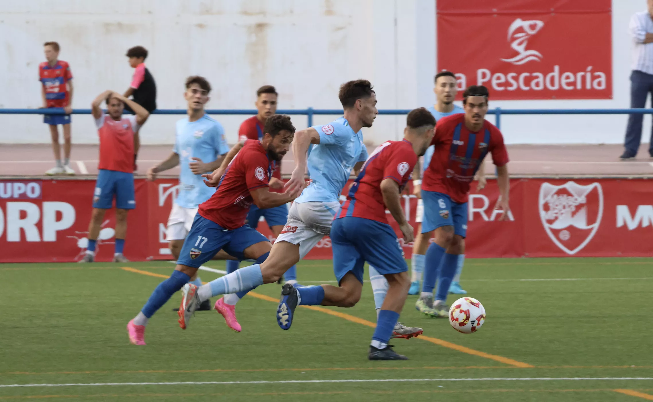 Un momento del partido entre la UD Torre del Mar y Ciudad de Lucena