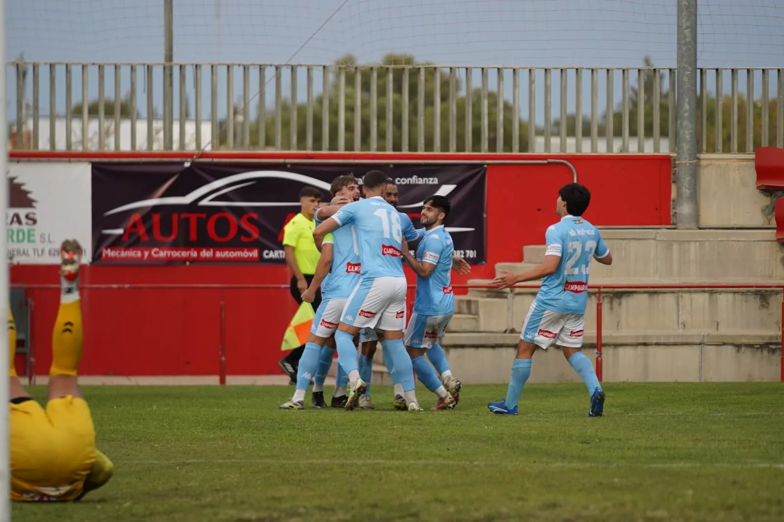 Los jugadores del Ciudad de Lucena celebran uno de los goles conseguidos en Cartaya