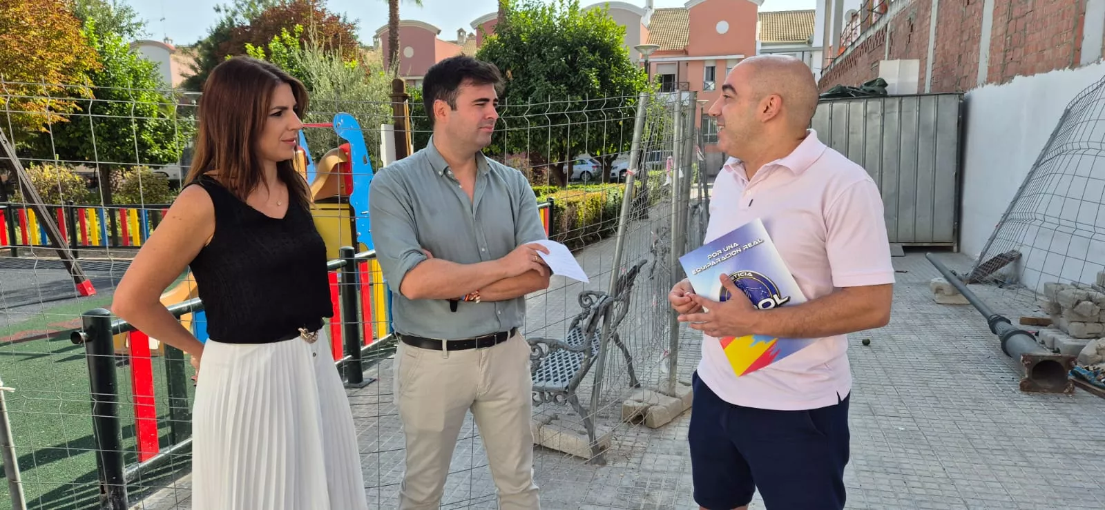 Los ediles de Ciudadanos y el representante del sindicato policial JUPOL junto al edificio en el que piden que se levante la nueva comisaría