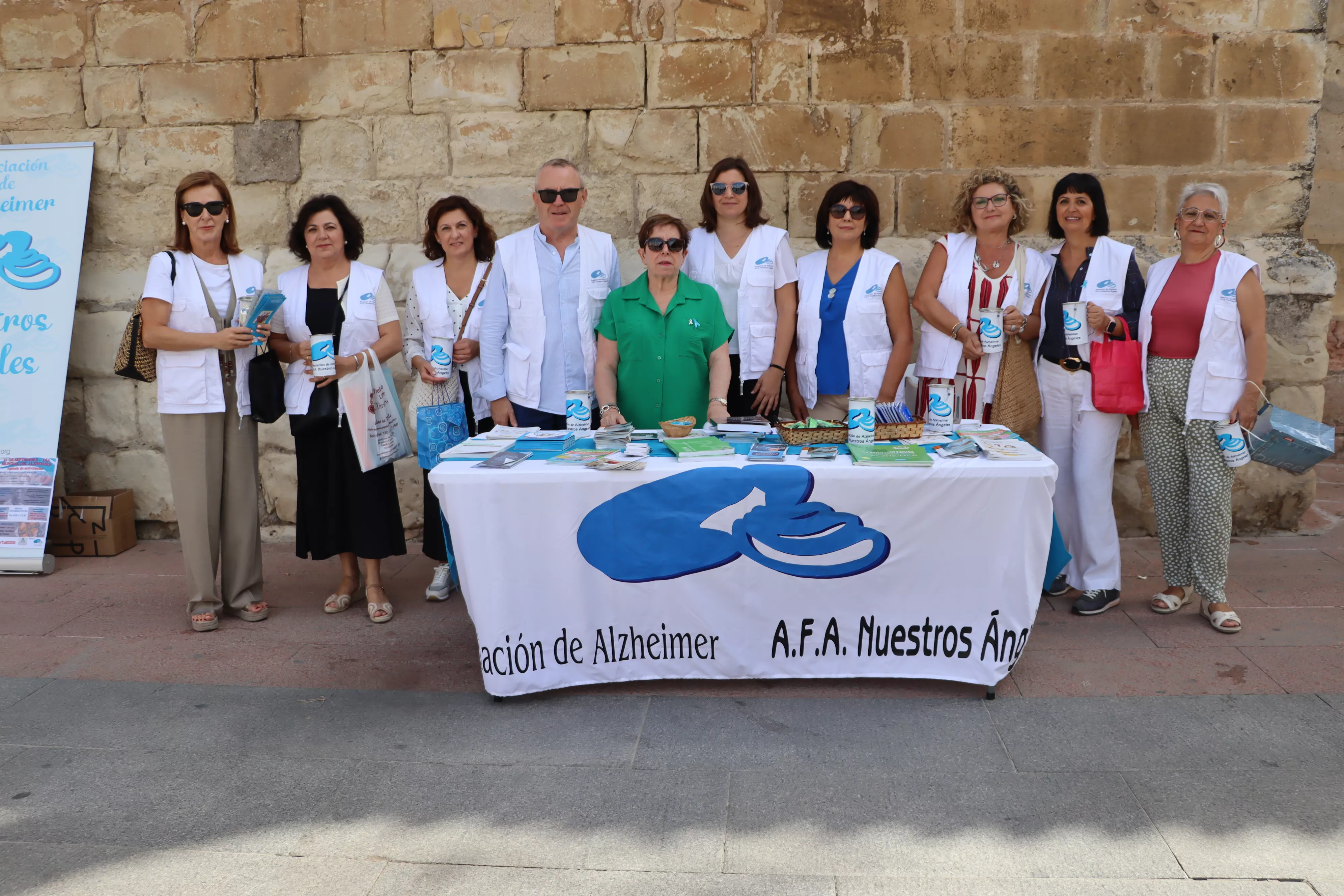 Miembros de la asociación de alzheimer "Nuestros Ángeles", esta mañana en la Plaza Nueva