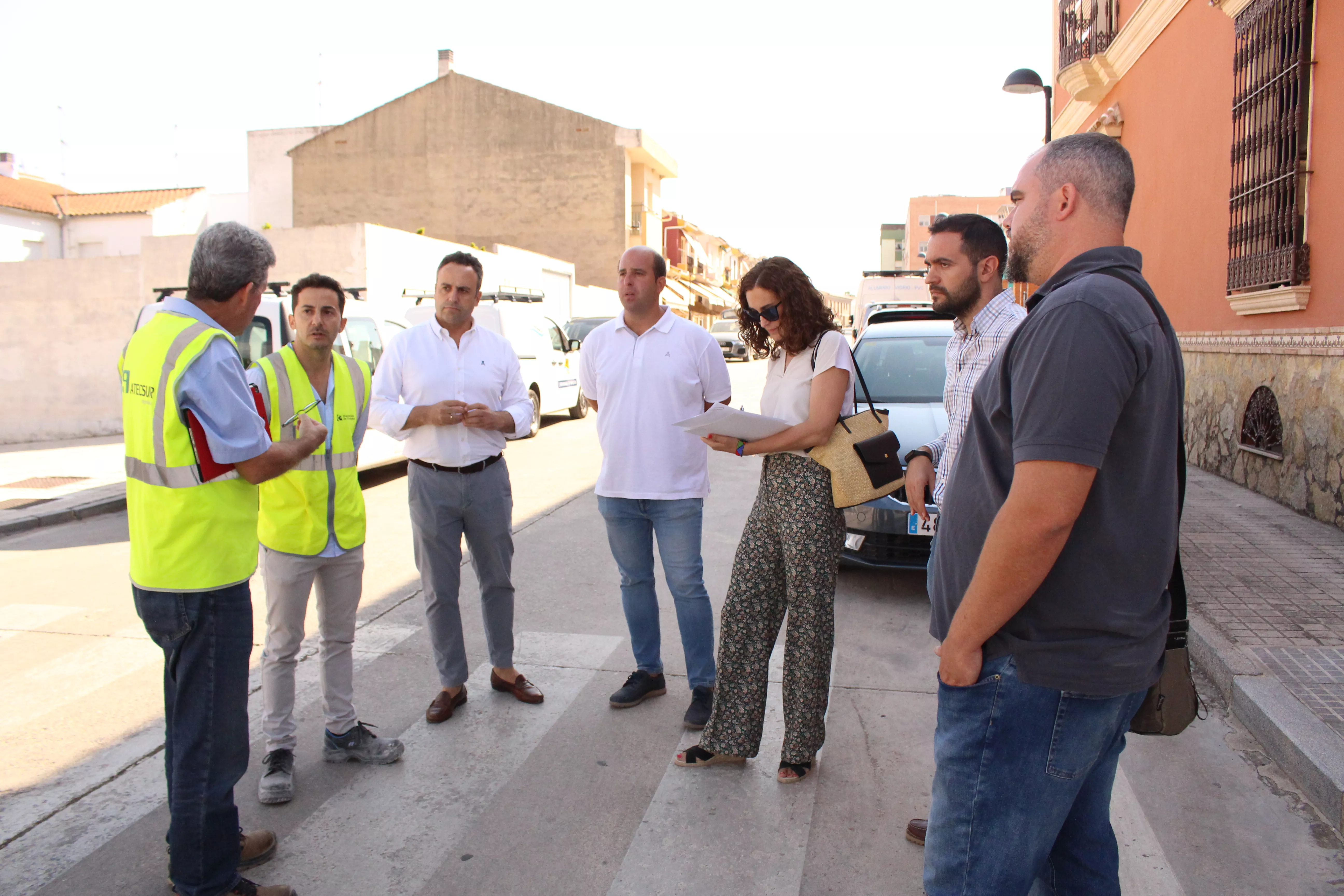 Un momento de la firma del acta de replanteo de las obras de la calle Juan de Aréjula, que marca el inicio del plazo de ejecución de las mismas