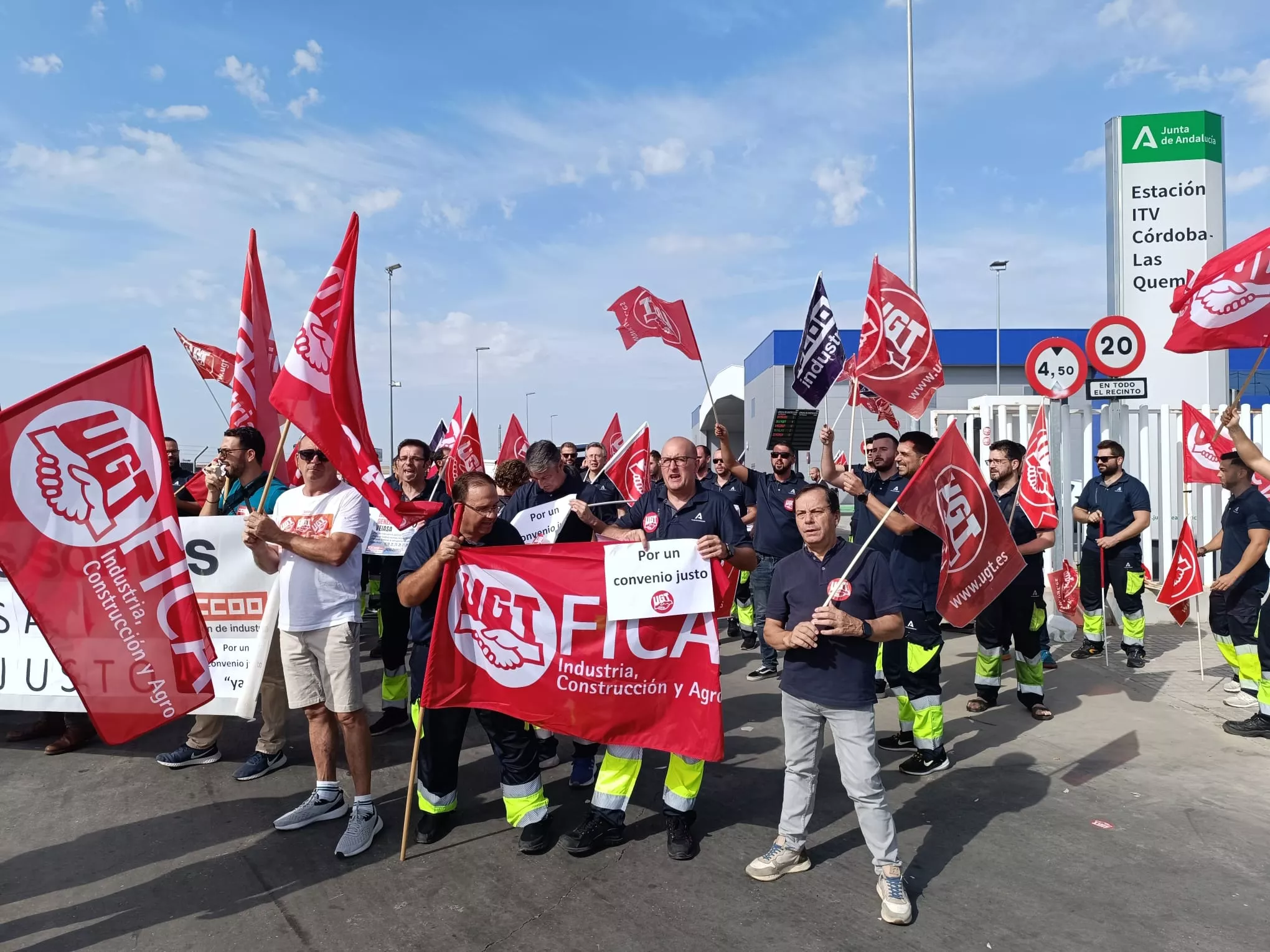 La mayor parte de los trabajadores de las ITV cordobesas se han manifestado en Córdoba en el primero de los siete días de huelga convocados