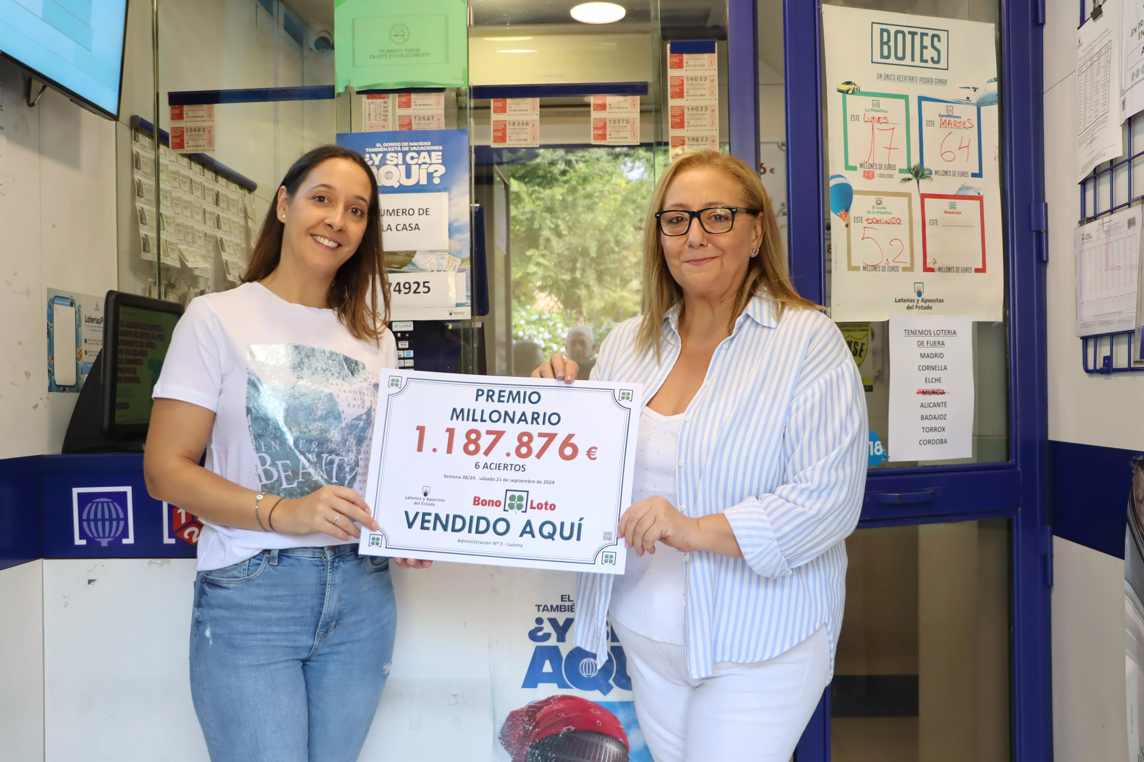 Carmen Lanzas y Ana María Ariza en la Administración de loterías Nº 3 de Lucena