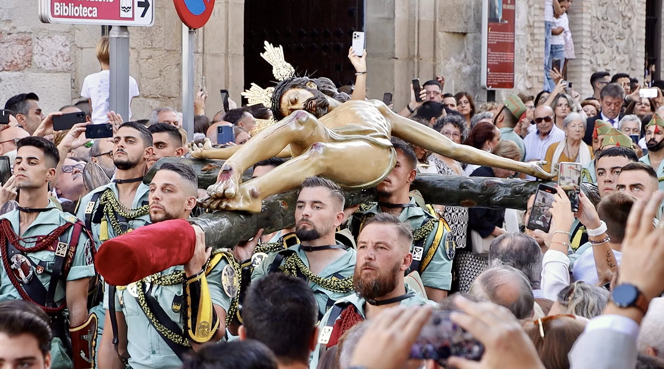 Traslado del Cristo de la Sangre, acompañado por el Tercio Duque de Alba, 2º de la Legión