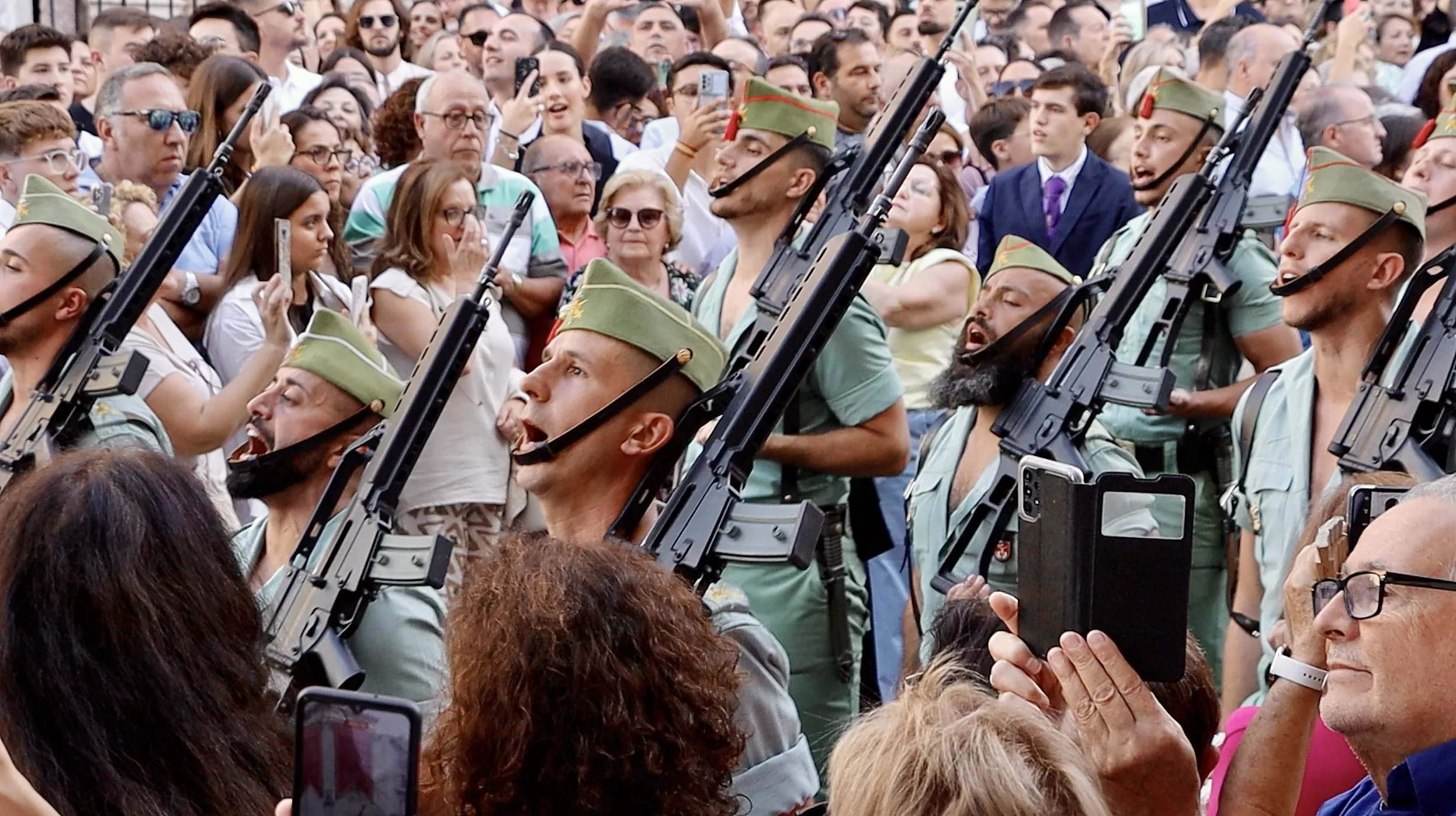 Traslado del Cristo de la Sangre, acompañado por el Tercio Duque de Alba, 2º de la Legión