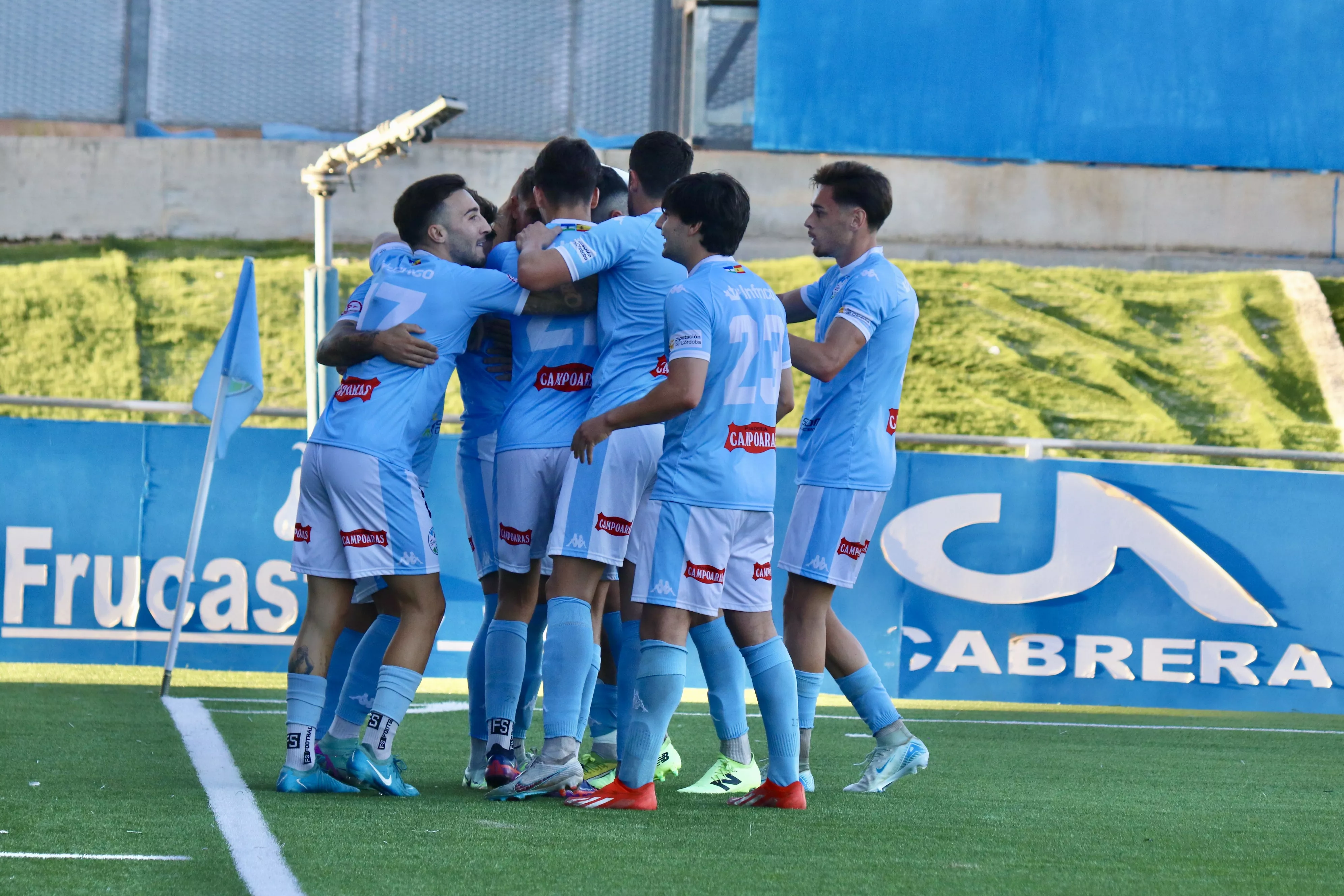 Los jugadores del Ciudad de Lucena celebran el gol de Jairo Morillas