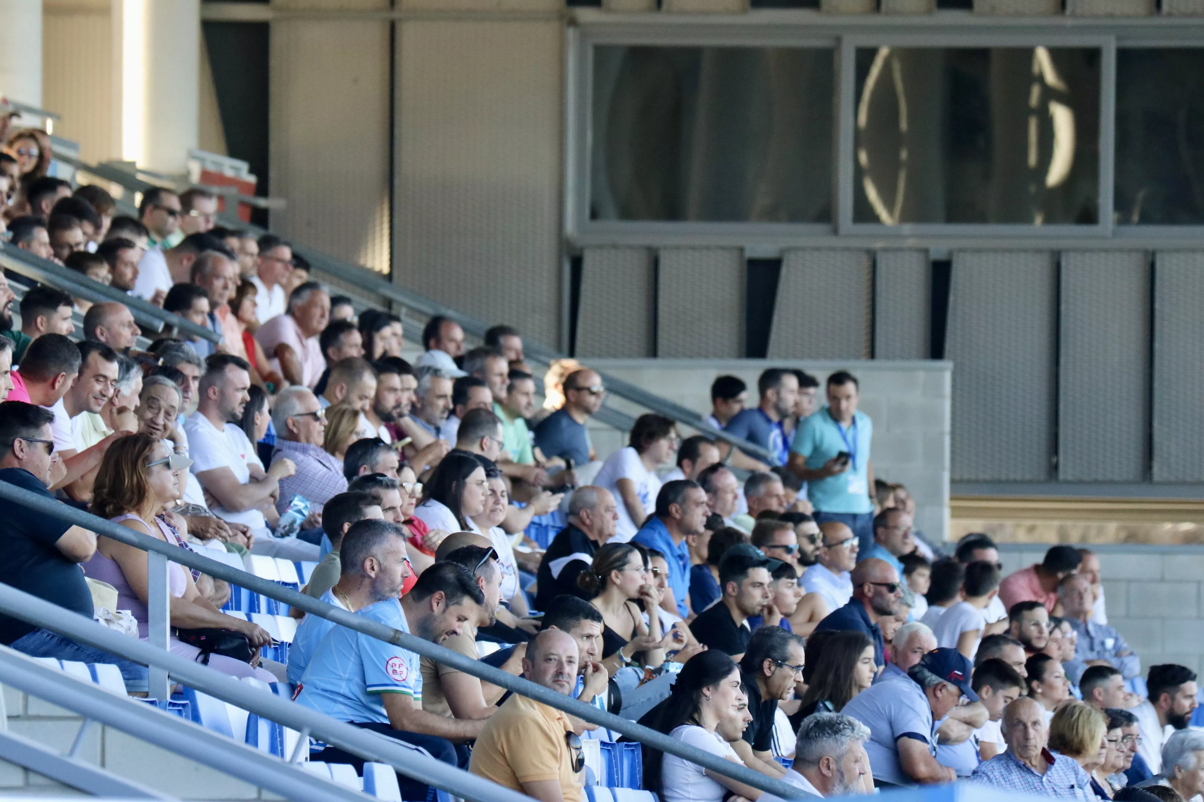 Grada del estadio Ciudad de Lucena en un partido reciente