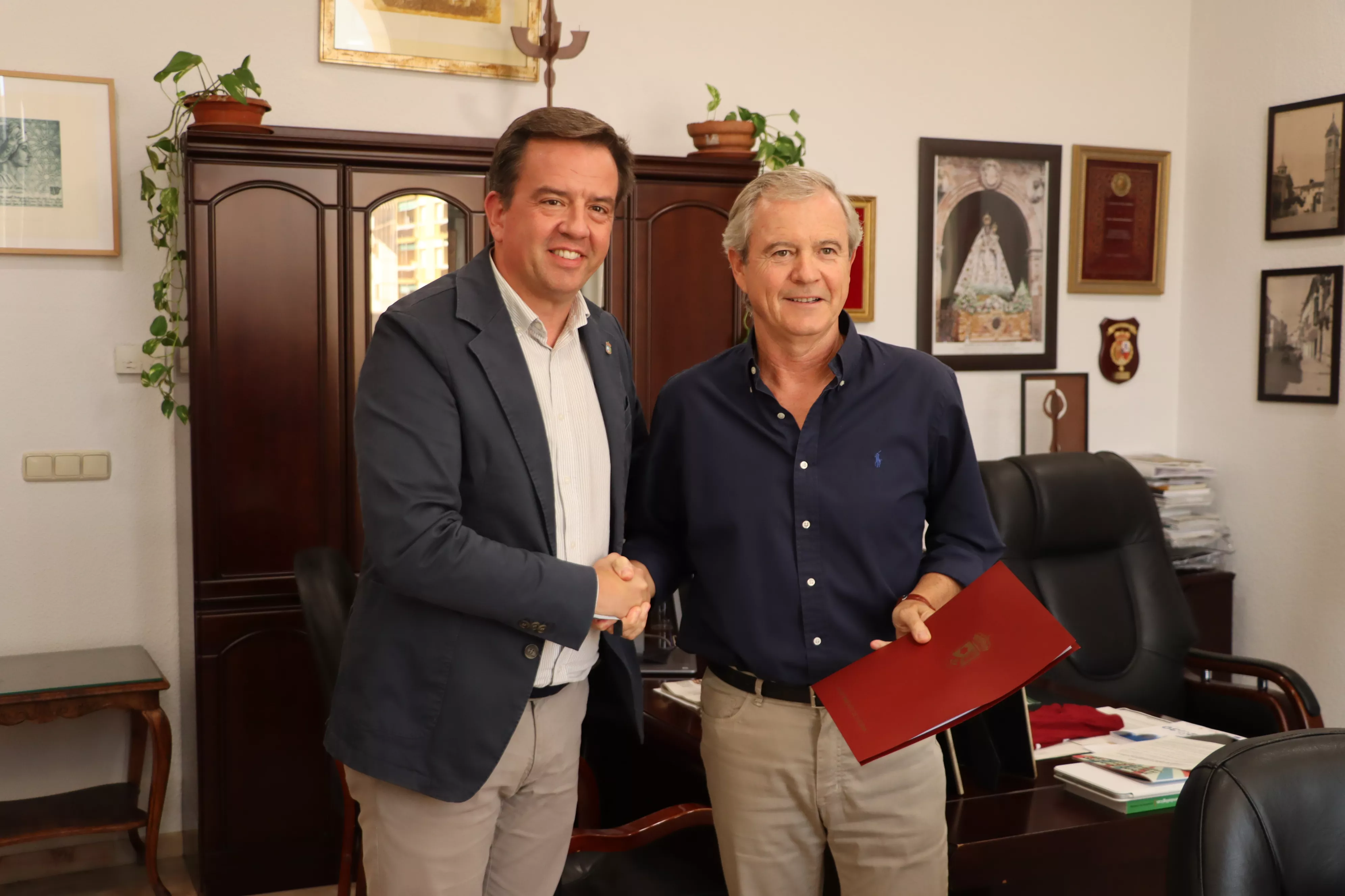 Aurelio Fernández y Antonio Aguilera se estrechan a mano tras la firma del convenio