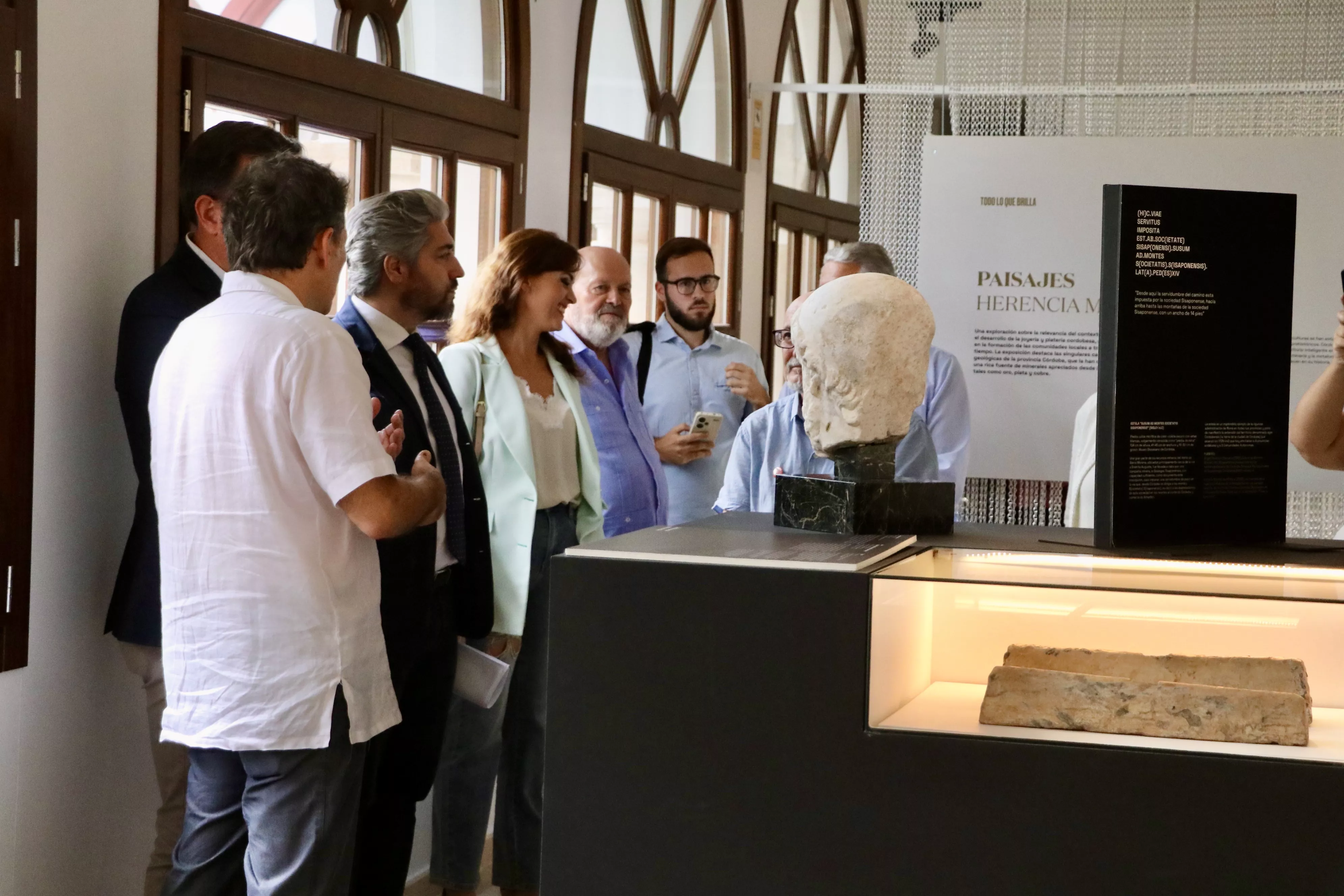 Un momento de la visita a la exposición "Todo lo que brilla" en Lucena