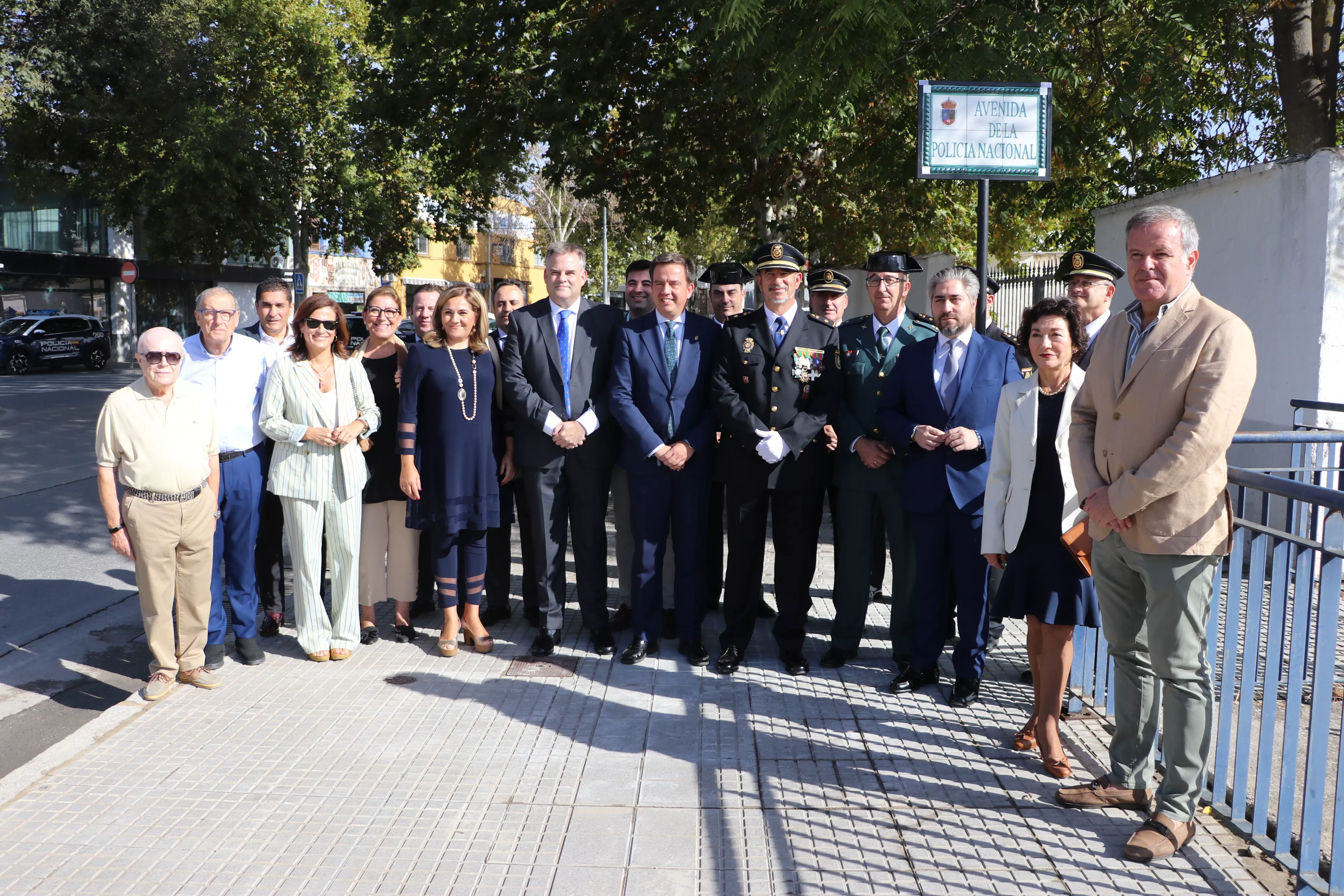 La corporación municipal y el Inspector Jefe de la Comisaría de Policía Nacional de Lucena-Cabra, José Luis Puertas ante el rótulo de la nueva Avenida de la Policía Nacional